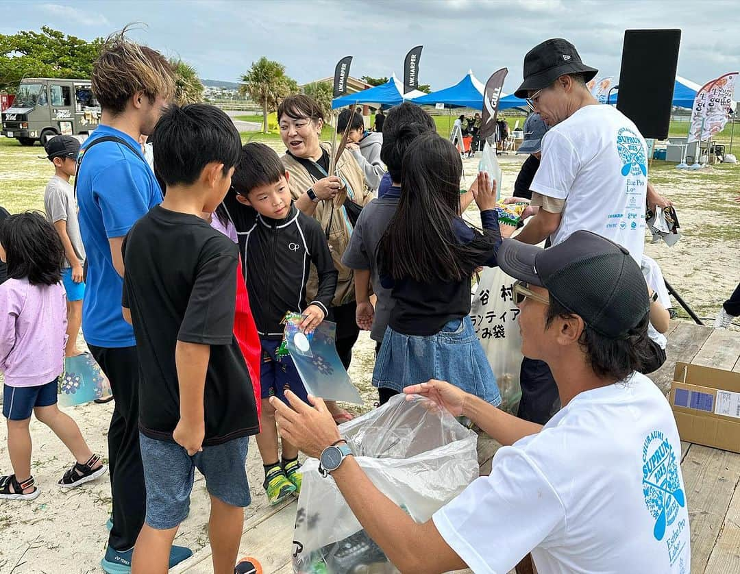 田中律子さんのインスタグラム写真 - (田中律子Instagram)「『CHURAUMI SUPRUN byプロラボ琉球』🌞🌈🌴  1日目はBIG SUPレース終わりに、キッズたちは無料参加で、サンゴのトークショー🪸サンゴがどうやって生きてるのか、子供たちに紙芝居でお話ししました🐚ビーチに流れつく漂着ゴミの話はビーチ管理の久田さんから伝えてもらって、その後は、みんなでビーチクリーン✨たくさんの参加者のみなさんが、ビーチを歩いてビーチクリーン🌴ゴミを持ってきたら、ブラックサンダー⚡️やお菓子と交換して、子供も大人もみんなで楽しくビーチや公園をきれいにしたよ👏🏼👏🏼👏🏼ブラックサンダーを提供して下さった河合社長　@t.kawai_thunder  ありがとうございました🍫⚡️🤎  ビーチクリーンの後はみんなで海遊び🏖️ SUP無料体験に、ウォーターパークで遊びました❤️  エイサーも盛り上げてくれてありがとうございました🙏  #churaumisuprun  #ちゅらsunビーチ  #第7回  #ビーチクリーン  #npo法人アクアプラネット  #サンゴのお話し #savethecoral  #savetheocean  #beach  #子供は参加費無料」10月24日 8時02分 - ri2kotanaka