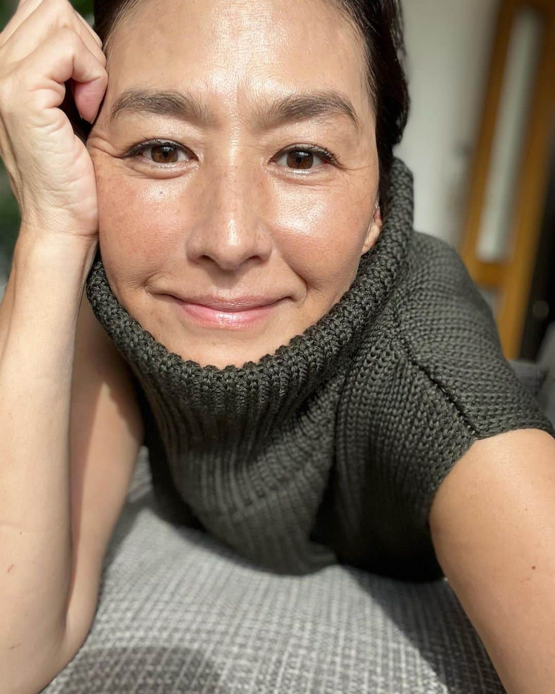 清原亜希さんのインスタグラム写真 - (清原亜希Instagram)「おはようございます。  朝晩季節を感じられる様になりました。 改めて通常運転の朝に感謝しながら日々スタートしたいものです。  さてと、最近薄づきで程よくウェットなリキッドファンデと仲良しになりました。笑 普段仕事以外は、焼けた肌のムラを無くす事、シミを少し隠す。くらいの素肌感覚が好きで… そんな私にはもってこいなのです。  今回はご縁あって2種類のファンデと出会いまして、混ぜて使ってみました。 色味も自然な仕上がり。 しかもピッタリ肌に密着する感じなので崩れにくい気がします。(「24時間崩れない」みたいです。)  今回使用したのは ⚫︎ タンイドル ウルトラ ウェア リキッド （発売以来大人気！)  ⚫︎タンイドル ウルトラ ウェア ケア アンド グロウ （11月1日新発売！) の２つ。  しかもホリデーコフレとのことで、このどちらかのファンデを買うと、これまた人気の「ジェニフィック アドバンストN」という美容液と、「ラプソリュ ルージュ」の口紅のミニサイズがもらえるそう。ホリデーコフレってキラキラして華やかなものが多いけど、こう言う実用的に使えるものがもらえるのってうれしい☺️ この口紅、しっかりついてすぐ取れないので、お出かけに便利かもです。  コロナ禍の時は、お化粧なんて必要なし！なんて大口叩いてましたが、環境も変化し、やっぱりメイクに力を借りる時ってあるし、最強だなと実感してます。  今年もあと２ヶ月ちょい。 目の前にある小さな幸せ探しをしながら、師走まで駆け抜けたいです。  @lancomeofficial #ランコム #ランコムウルトラファンデキット #lancomemakeup #PR」10月24日 8時05分 - shokatsu0414