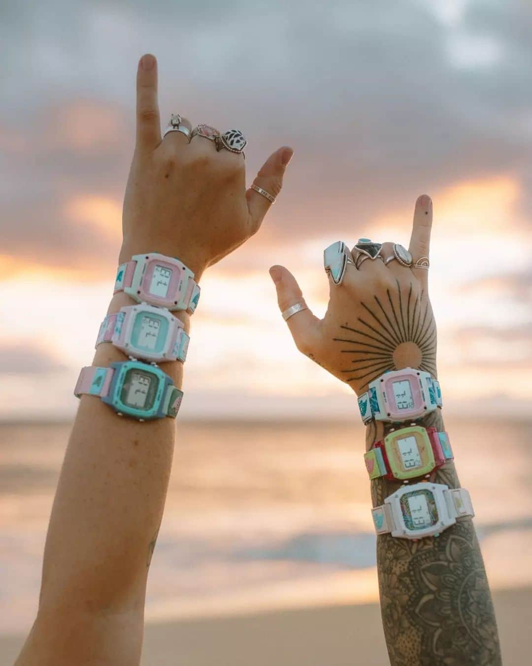 のインスタグラム：「@freestylewatches were made for beach days and island time. 🏖️⛱️ The perfect accessories for sea, sand and sun! 🌞🌊😎   📷: @pineapp.le _ #myfreestylewatch #beachliving #beachlifevibes #beachjewelry #sunsetbeach #watches #watchesofinstagram #wristwatchcheck #accessoriesoftheday」