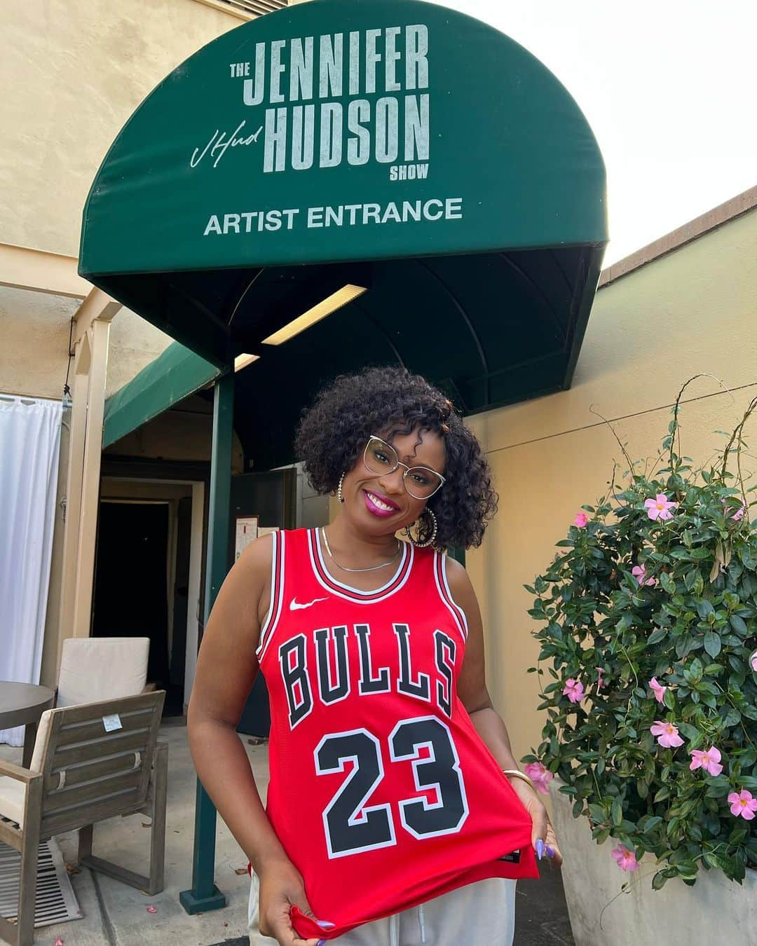 ジェニファー・ハドソンのインスタグラム：「It’s #NBAJerseyDay and look what I just got! My very own Michael Jordan jersey from @chicagobulls !!! Woo! Let’s go @nba !!!」