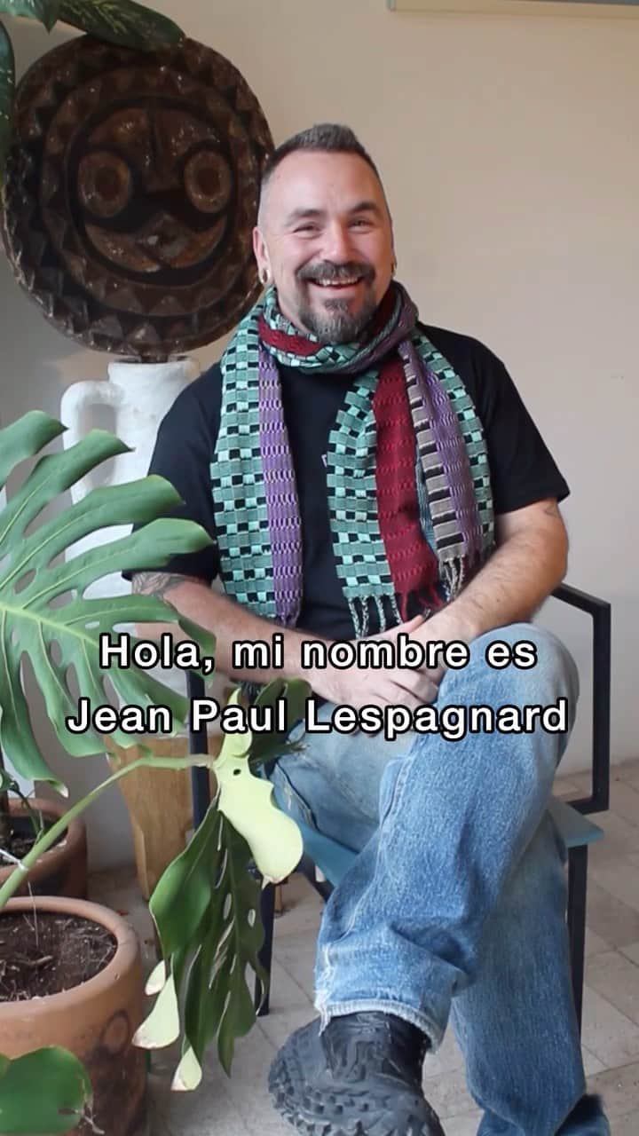 ジャンポールレスパナールのインスタグラム：「Conoce a @jeanpaullespagnard, el impactante diseñador de vestuario detrás de OMPHALOS. Desde sus primeros premios en el festival internacional de moda de Hyeres en 2008, Jean Paul ha cautivado con sus colecciones de moda en el calendario oficial de París, mientras que su creatividad se extiende en un universo ecléctico donde la ropa, los objetos y el diseño de interiores se entrelazan. “La búsqueda de la esencia humana”, abrió paso a un intercambio de saberes e historias que dan como resultado el vestuario único de OMPHALOS, de @damienjalet.   Puedes ver sus diseños en acción este 27 y 28 de octubre en el Conjunto Santander de artes escénicas. ¡Adquiere hoy tus boletos!」