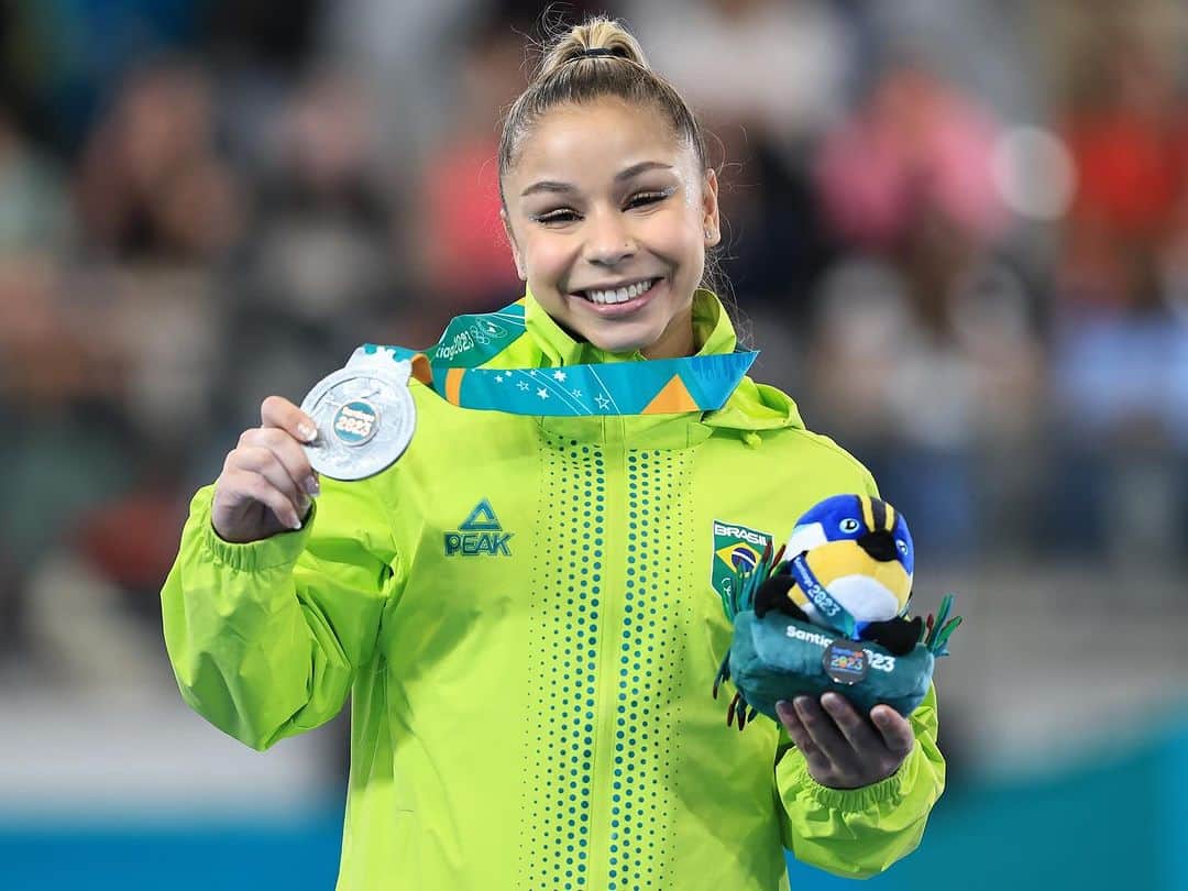 フラヴィア・サライヴァのインスタグラム：「Medalha no peito e o nosso Brasil dentro do coração! 🎶  Flávia Saraiva é vice-campeã pan-americana individual geral, senhoras e senhores!  🥲💚💛💙🇧🇷💫  📷 Ricardo Bufolin/CBG  #LoteriasCAIXA @loteriascaixaoficial #PreventSenior #Estacio @preventsenior @newonoficial #Santiago2023 #CBGemSantiago2023」