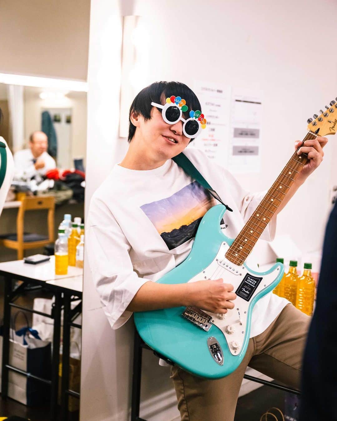 のインスタグラム：「昨日はマセキの事務所ライブエクストラシルバーでした！皆さまありがとうございます！ディスコさんがすごい誕生日プレゼントもらってて目ん玉ひん剥いた。シルバーのライブが全国ツアーとして回ることになったのでお近くに行ける時ぜひおまちしています！昨日ネタ中にやった太鼓の達人はかんたんなやつだけど一応本当にフルコンボしている。」