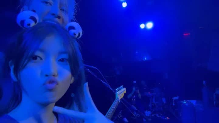 雅-MIYAVI-のインスタグラム：「谢谢大家庆祝 Juju 并为她唱歌。她真是一个幸运的女孩，世界上有这么酷又甜的叔叔阿姨！  Thank you Shanghai for celebrating her bday. It means a lot to me and all of us. She is such a lucky girl to have such a wonderful uncles and aunties all over the world!!!!   上海のみんなにお祝いしてもらいました 今年は一緒にお祝いできてよかった  みんなありがとう！  🙏🏻」