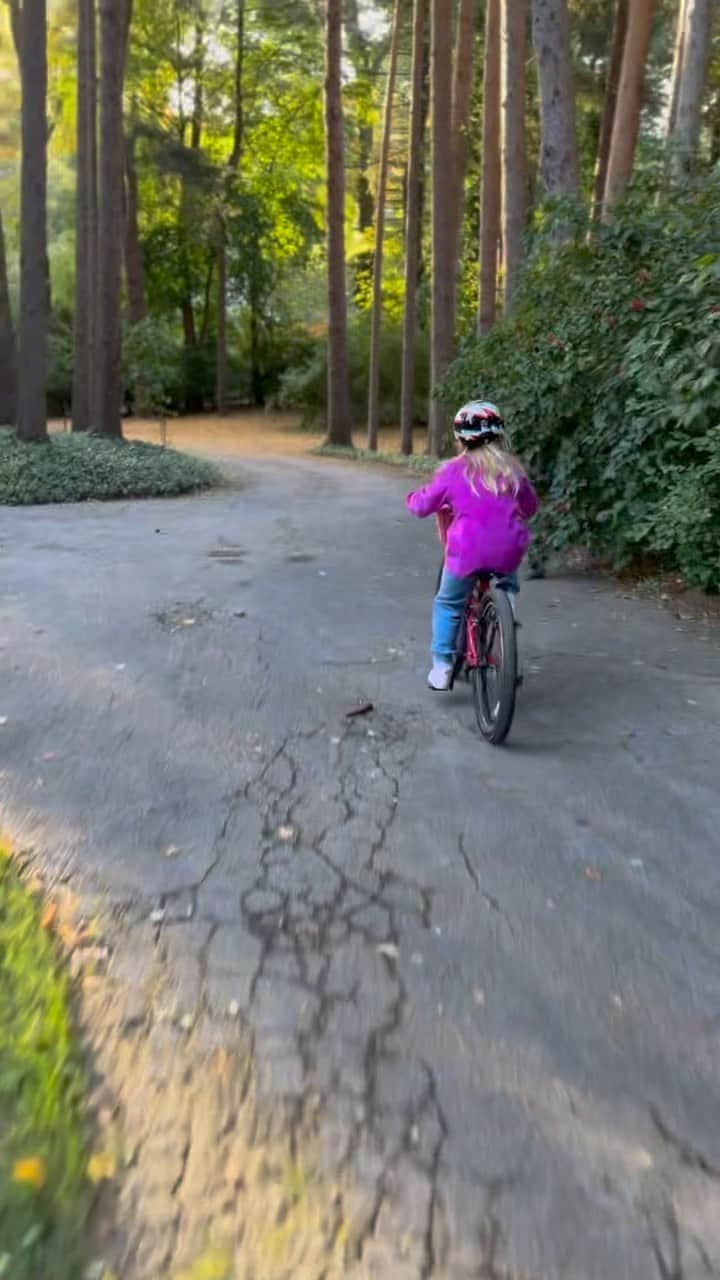ジミー・ファロンのインスタグラム：「Do NOT ride bikes with your kid and try to video at the same time.」
