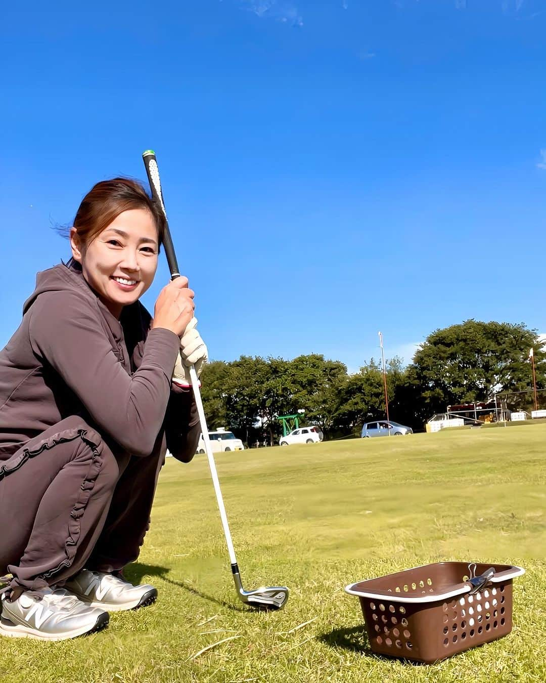 吉永愛のインスタグラム：「気候がいいと練習したくなりますね〜⛳️ ひたすらアプローチw  @callawaygolf_japan  @newbalancegolf_japan  #newbalance  #ゴルフ練習 #アプローチ  #ゴルフ #ゴルフ女子  #callawaygolf  #epic  #golf  #湘南銀河大橋」