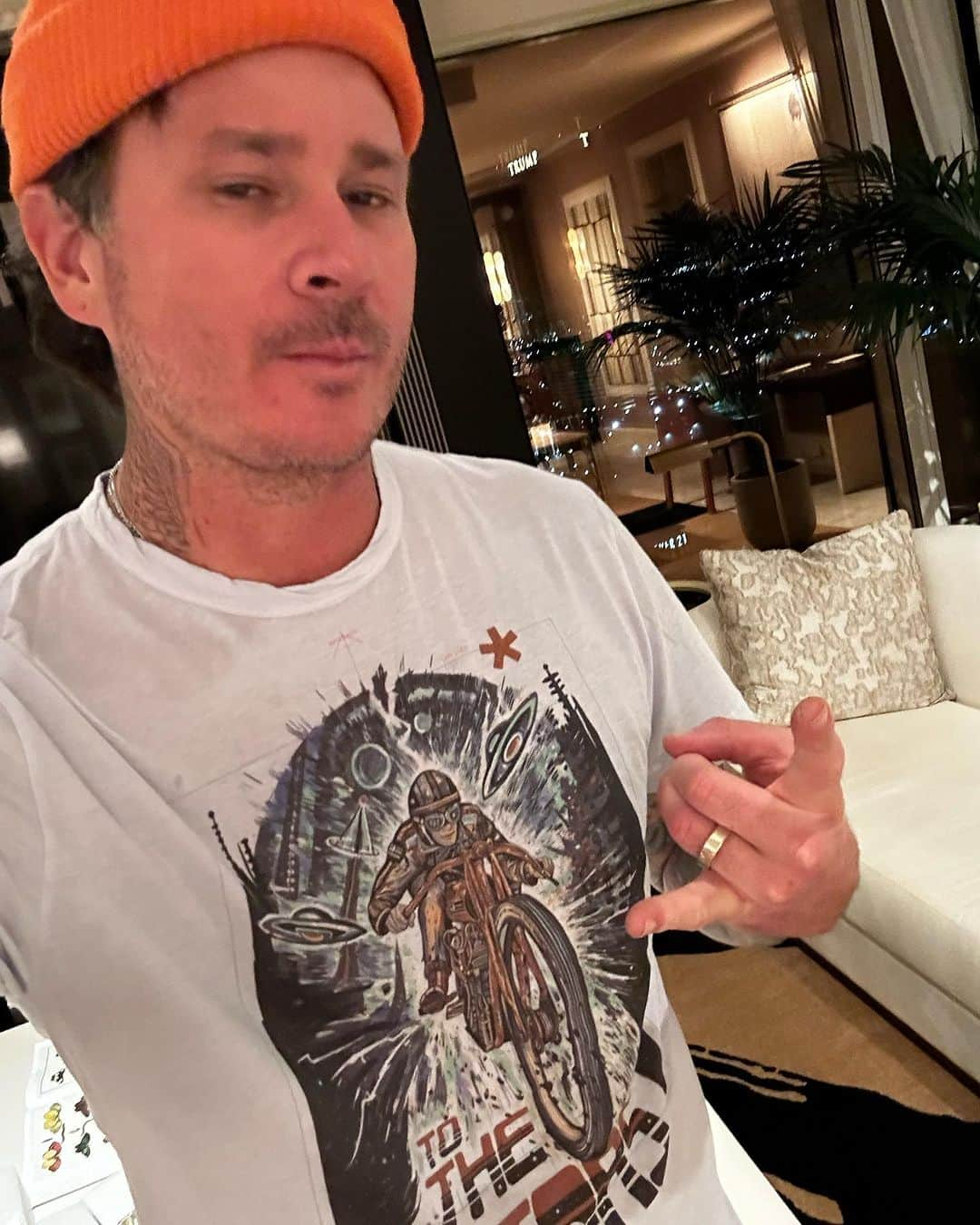 トム・デロングさんのインスタグラム写真 - (トム・デロングInstagram)「Loving my new retro-futuristic shirt from @tothestars.media」10月24日 8時31分 - tomdelonge