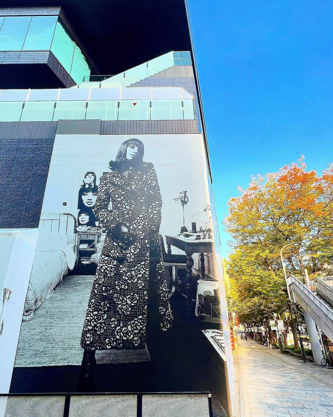 YOKANのインスタグラム：「《OhaYOKAN》  今朝の 原宿表参道は快晴なり…☀️  清々しく さわやかな秋晴れの朝🌅  朝ラン＆ウォークは快調でした…🏃‍♀️👟  みなさま  笑顔でステキな1日を…💓  ※今朝の  《YOKAN散歩》  街角アート写真は  ウォール＆防護壁アート…🖼️  表参道  現在 改装中の  『CHANEL：シャネル』  工事用防護壁にて  巨大な 秋冬用の広告写真…✨  ちなみに  このモデルさん  外国の方かと思いきや  女優の 小松菜奈さんらしい❣️  超、ステキ…✨  そして  店舗の方は  来年の3月に リニューアルオープン…✨  #harajuku #omotesando #tokyo #原宿 #表参道 #morning #朝 #running #ジョギング #朝ラン #walking #ウォーキング #OhaYOKAN #朝活 #YOKAN散歩 #YOKAN #streetart #街角アート #WallArt #ウォールアート #CHANEL #シャネル #工事用防護壁 #防護壁アート #小松菜奈 #tokyocameraclub #インスタ映え #instagram #笑顔でステキな1日を💓」