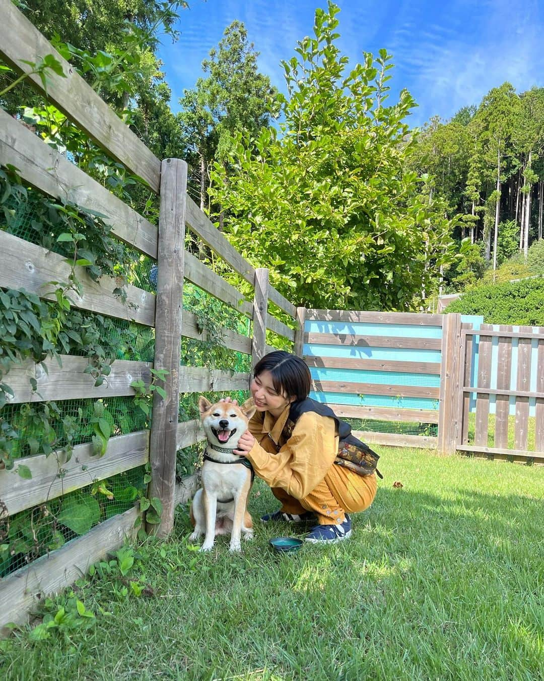 横道侑里さんのインスタグラム写真 - (横道侑里Instagram)「遅くなりましたが、昨日2023年10月23日に23歳になりました！！！  たくさんのお言葉ありがとうございます！  ☆お知らせ 横道、YouTube開設しました！「よこみちゃ」#よこみちゃ   https://youtube.com/@user-vt1ku1je1s?si=4AffY2pGKpjeLUhC  作品の中で役で会う機会が増えてきて、 あまり普通の横道（？）を知ってもらえたりする機会が減ってきているなと思い、 YouTubeでは田舎でのびのびしている本来の横道を見て、皆さんに幸せをお届けしたいと色んな動画を上げていきます！  YouTuberではないので毎日はやりません！笑 気楽にやります！いつも完璧を追い求め、全力でやっている横道ですが、 この動画内だけは何にも縛られず、好きな時に好きなことをやっていきます！ これが、いつもいっぱいいっぱい頑張りすぎてしまうあなたの、癒しや支えになったらなと。  こんな気楽に生きてていいんだ、 選択肢ってたくさんあって、 人生もっと楽しくていいんだって思ってもらえますように。  つまり！ 一生懸命って好きだし、かっこいいし、素晴らしいことだと思う。だけど時には休まなきゃねって動画です！ 決して完璧ではないこのチャンネル見て、あなたの肩の荷が落ちますように。 日々の疲れが少しでも癒されますように。  これからも、色んなことにたくさん挑戦して楽しんで楽しませる人生にしたいです！！頑張る！！」10月24日 8時33分 - sideroad615