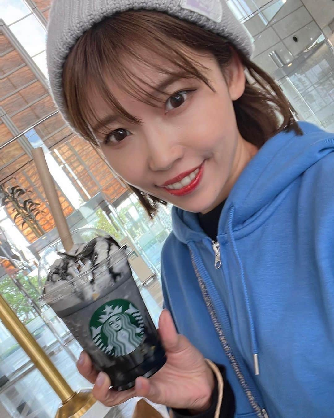 中村愛さんのインスタグラム写真 - (中村愛Instagram)「🥤♡ ・ ・ ・ 火曜もおはよ☀️👏 先日、ファンの方からの差し入れで ついに！飲みました😗🙋‍♀️ #boooooフラペチーノ 😊  中はプリン！？🍮 真っ黒でチョコレートで甘くて美味しかった！  今日も気張らずいきましょう！」10月24日 8時44分 - nakamuramura_ai