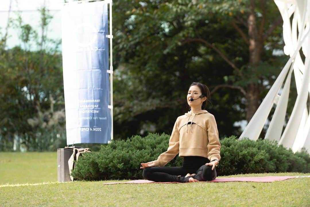 梅澤友里香さんのインスタグラム写真 - (梅澤友里香Instagram)「虎ノ門ヒルズヨガ秋🍁 ご参加ありがとうございました❤️ 春にも担当させて頂きましたが、 春はまだ虎ノ門ヒルズステーションタワーも出来ていなかったので また違った空気感でした🤗  お天気も秋晴れで心地良く、 ヨガ慣れている人もそうでない人も みんな違う生活をそれぞれしている人達が 『自分の為に時間を使う』 同じ前向きな気持ちを持ちながら集まるこの時間は 凄く心地の良いエネルギーでした❤️  ちょっと難しいポーズを楽しんだり、 何度も繰り返すポーズに集中したり。 『出来ている』『出来ていない』　という小さな判断にジャッジされず 皆さん完璧でした☺️❤️❤️❤️  笑顔が溢れた1日をありがとうございました❤️  そしてこの素敵な空間を準備してくれた 虎ノ門ヒルズさん 東急スポーツオアシスさん ありがとうございました🙏🏻✨  2024年4月には虎ノ門ヒルズステーションタワー4Fに #CARAPPO という素敵なスポーツ施設が生まれます✨ すごい施設そうです😳👏 年明けに色々リリースされるそうなので情報楽しみにしていましょう☺️✨  今回もカメラマンで走り回ってくれた @oh_tomas_92 さん ありがとうございました🙏🏻✨  Happyな1日をありがとうございました🙏🏻❤️  photo by @oh_tomas_92  （1.2.3） @tokyusportsoasis  （4.5）  wear @lululemonjp   #TORANOMONHILLSWELLNESSPROGRAM #虎ノ門ヒルズヨガ #マインドフルネス #東急スポーツオアシス    #健康美 #インナービューティー #哲学 #サスティナブル #メンタルヘルス　#holistic #ホリスティックライフ　#ヨガ哲学  #vegan #ベジタリアン #organic #wellness  #ウェルネス  #yoga  #ヨガ #ヨガインストラクター  #美と健康 #beauty #health #ストレッチ #yogalife  #naturalbeauty #model #fitnessmodel #yogini」10月24日 8時37分 - yurika_umezawa