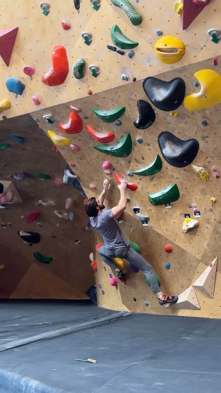 アレックス・ブノワのインスタグラム：「Flagged on another blind rock at one point but posting anyways because this one kicked my butt and I’m proud of it #rockclimbing #bouldering」