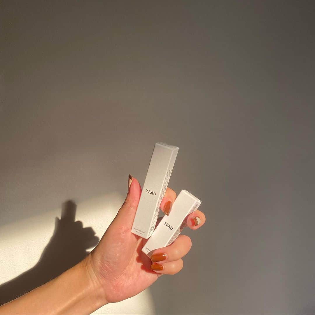 Fushimi natsukiのインスタグラム：「🫧🫧🫧  new cosme 。  このスティック型のキラキラがめっちゃくちゃ楽で最高につかいやすい！  マルチスティックでアイシャドウにもハイライトにも、、リップの仕込みにも♡ 個人的には乾燥するいまからのシーズンにはアイシャドウでたくさん使いそう💘  #make #cosmetics #コスメ#冬コスメ#化粧品#アイシャドウ#yeau」