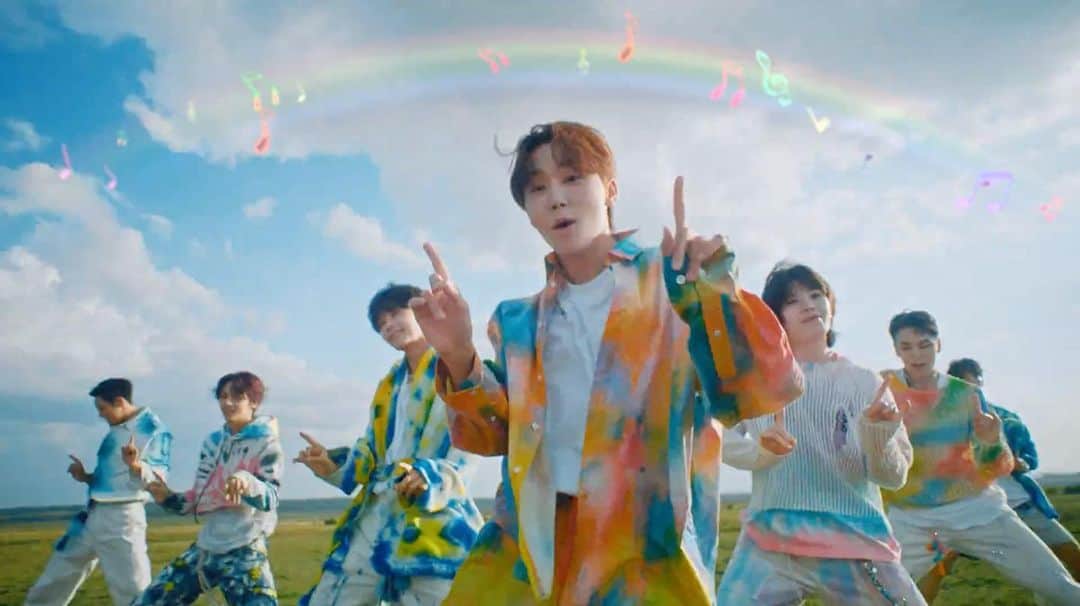 のインスタグラム：「Smiled at least 17 times during the “God of Music” vid from @saythename_17 🌈」