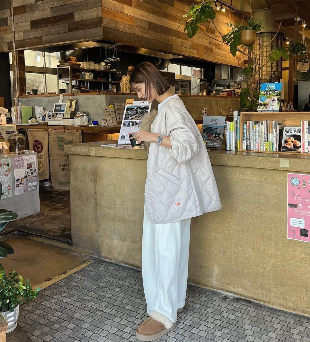青野未来 / MikuAonoのインスタグラム：「. . 🤍🤍🤍  #ootd outer @classicalelf_official  pants @rectangle_official  shoes @ugg  . . #classicalelf #クラシカルエルフ#エルフコーデ#タイアップ#関西ママ#ママコーデ #zozotown#zozo#zozotown購入品」