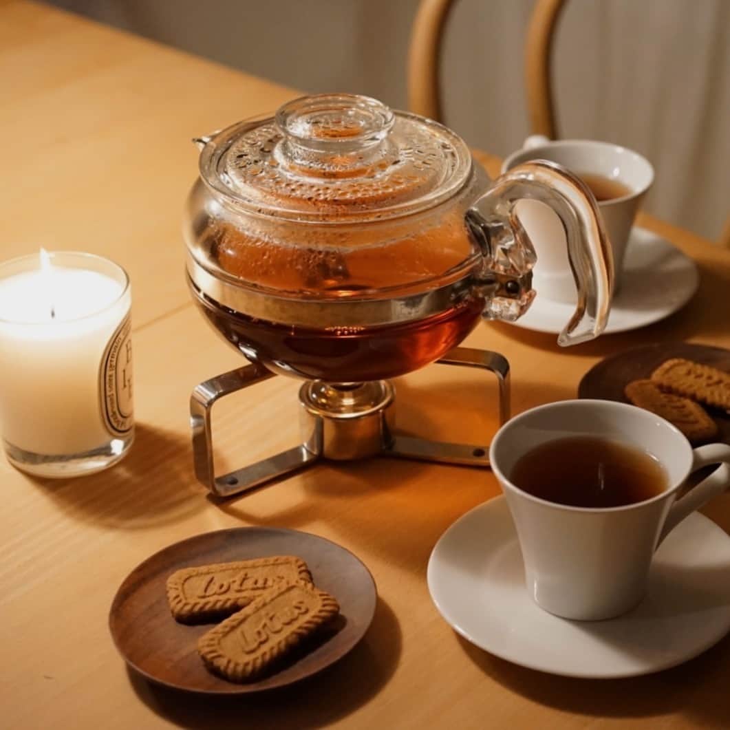 AHMAD TEA / アーマッドティーのインスタグラム：「"キャンペーン御礼✨"  夜のティータイムセットが当たるキャンペーンは昨日(10/23)をもってご応募を締め切りました！  たくさんのご応募、コメントありがとうございました♪  アーマッドティーのデカフェシリーズとMidnight Cookie Clubのサブレで、夜のティータイムをお過ごしください☕️🌙 リラックスできた後は、Ted Tea Bearがあなたを心地よい眠りへと導いてくれますよ💤  厳正なる抽選の上、ご当選された方へは 11月上旬頃にDMにてご連絡させていただきます✉️  ⚠️偽アカ注意⚠️ 偽アカウントとお間違えないよう、 DMを受信された方は、 送信元のアカウントが 【 @ahmadtea_jp 】であることを 必ずご確認ください！  #ahmadtea　#アーマッドティー」
