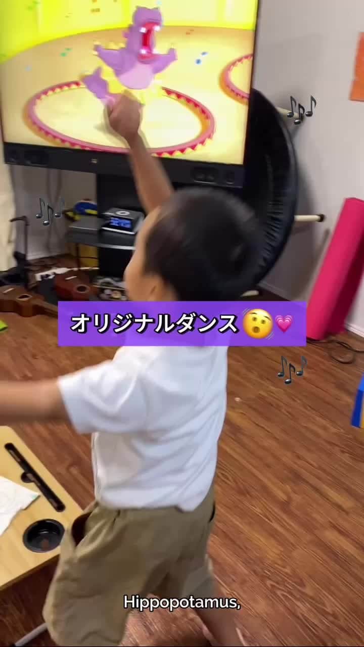 のインスタグラム：「@taros_dwe SBS久々にやってみたら、、、 踊り出した😆😆😆 オリジナルhippopotamusダンス🦛 ま、やらないよりかはいいよね  ------------------ @worldfamilyclub_jp  公式アカウントでは #love_wfc をつけて投稿いただいた素敵な動画をご紹介しています😊✋  #love_wfc6歳 #dwe6歳 #love_wfc  #worldfamilyclub  #worldfamily  #dwe  #ディズニー英語システム  #ディズニー英語　 #ワールドファミリー  #おうち英語  #成長記録 #子育て英語  #こども英語  #英語話せるようになりたい #英語の勉強 #子どものいる暮らし #ステップバイステップ #男の子ママ」