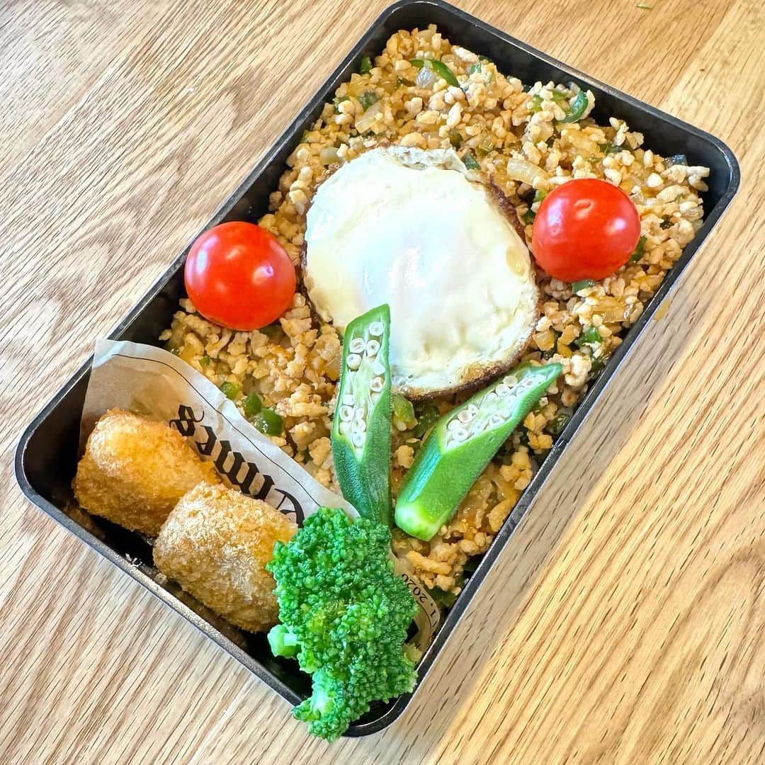 おちあやこのインスタグラム：「今日の夫弁当。  鶏ひき肉と玉ねぎ、ピーマンでガパオライス弁当。  今日も乗っけて終わりにしたかった。  あとは冷凍コロッケ プチトマトは少し古くなってシワが入ってますが、 食べられます。  久しぶりに出勤までの1人時間。  あのしんどかった1週間前が嘘のようだ。  今日は2週間ぶりに仕事用の声を出すからなー ちゃんと出ますように。  #今日の夫弁当 #今日のお弁当 #お弁当 #弁当記録 #あと13日」