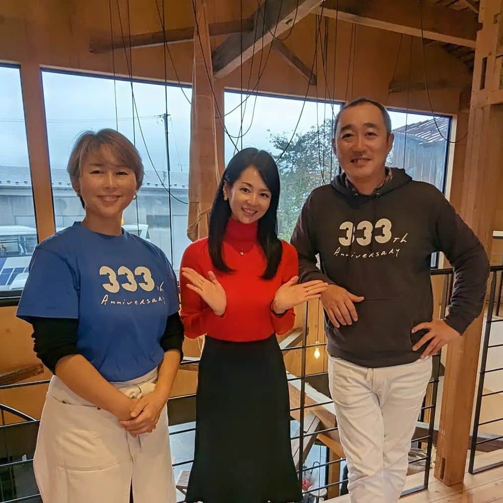 近藤淳子さんのインスタグラム写真 - (近藤淳子Instagram)「10月下旬、創業1688年の老舗蔵、秋田県【一白水成】を醸す福禄寿酒造様、訪問。まず、渡邉康衛蔵元に五城目町で契約栽培されている田んぼをご案内いただきました。数年前に五城目町酒米研究会の取材をさせていただきましたが、透き通った涼風を浴び、一白水成の源である風土を五感で感じることが出来ました。さらに、町を一望できる山の上の砂浜城跡では、看板に歴史的に渡邉家が町に貢献されてきた偉業が記されていました。  蔵内で営まれている下タ町醸し室 HIKOBE では、酒粕入りのチャイラテをいただきつつ、康衛さんが一白水成やNEXT5にかけてこられた約20年間の道のりなどをお話いただきました。  お店には地元の皆さまがひっきりなしに訪れて、交流を愉しんでいらっしゃいましたよ。凛とされた明子女将との写真撮影もありがとうございました。  そして、万歳したいくらい嬉しかったのは、去年出版した自著を、ずっと販売し続けてくださっているということです。本では、福禄寿酒造様は「神事と日本酒の深い関わり」について取材執筆。康衛さんは毎朝、必ず「松尾大社」蔵内の神棚、事務所の神棚とともに仏様に手を合わせていらっしゃいます。  蔵見学では、酒造りの工程に従ってご説明いただきました。情緒豊かな江戸時代にタイムリープしたかのような蔵玄関、ロースペックとハイスペックの温度違いの仕込み、自家用酵母ブレンド、蔵元➡設計士、杜氏➡大工棟梁に例えつつの経営哲学など、美酒の秘密に触れることができました。  夜は......つづく  #福禄寿酒造 #五城目町 #秋田 #日本酒 #ぽん女会  @watahiko29610」10月24日 9時11分 - kondo_junko_