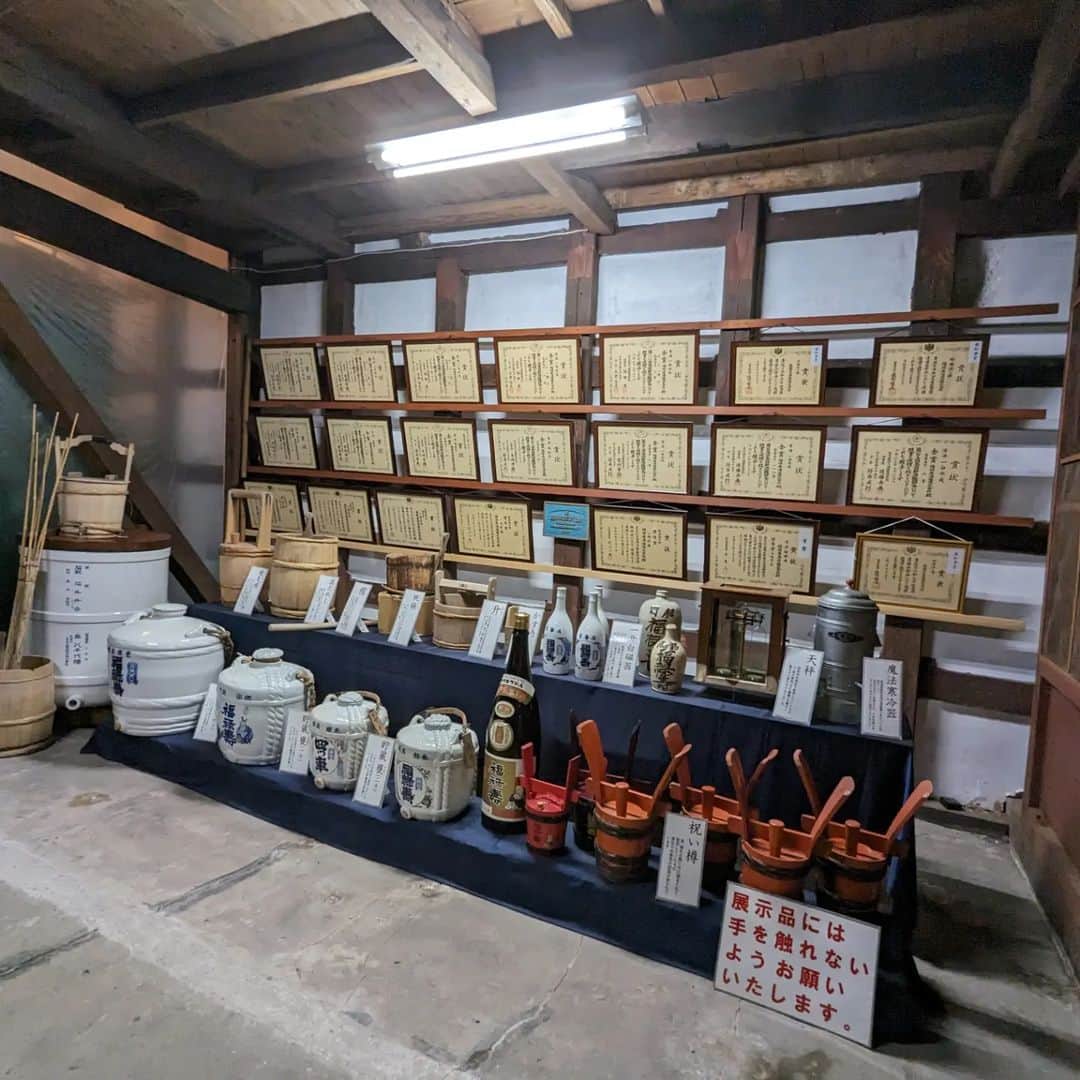 近藤淳子さんのインスタグラム写真 - (近藤淳子Instagram)「10月下旬、創業1688年の老舗蔵、秋田県【一白水成】を醸す福禄寿酒造様、訪問。まず、渡邉康衛蔵元に五城目町で契約栽培されている田んぼをご案内いただきました。数年前に五城目町酒米研究会の取材をさせていただきましたが、透き通った涼風を浴び、一白水成の源である風土を五感で感じることが出来ました。さらに、町を一望できる山の上の砂浜城跡では、看板に歴史的に渡邉家が町に貢献されてきた偉業が記されていました。  蔵内で営まれている下タ町醸し室 HIKOBE では、酒粕入りのチャイラテをいただきつつ、康衛さんが一白水成やNEXT5にかけてこられた約20年間の道のりなどをお話いただきました。  お店には地元の皆さまがひっきりなしに訪れて、交流を愉しんでいらっしゃいましたよ。凛とされた明子女将との写真撮影もありがとうございました。  そして、万歳したいくらい嬉しかったのは、去年出版した自著を、ずっと販売し続けてくださっているということです。本では、福禄寿酒造様は「神事と日本酒の深い関わり」について取材執筆。康衛さんは毎朝、必ず「松尾大社」蔵内の神棚、事務所の神棚とともに仏様に手を合わせていらっしゃいます。  蔵見学では、酒造りの工程に従ってご説明いただきました。情緒豊かな江戸時代にタイムリープしたかのような蔵玄関、ロースペックとハイスペックの温度違いの仕込み、自家用酵母ブレンド、蔵元➡設計士、杜氏➡大工棟梁に例えつつの経営哲学など、美酒の秘密に触れることができました。  夜は......つづく  #福禄寿酒造 #五城目町 #秋田 #日本酒 #ぽん女会  @watahiko29610」10月24日 9時11分 - kondo_junko_