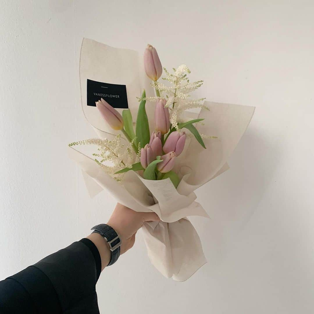 플로리스트 이주연 florist Lee Ju Yeonさんのインスタグラム写真 - (플로리스트 이주연 florist Lee Ju YeonInstagram)「. . 너무 예쁜 튤립컬러 🩶 . #튤립꽃다발 #튤립다발  . 바네스플라워 VANESS FLOWER . Katalk 채널 바네스플라워  kakao ID vaness52  E-mail vanessflower@naver.com . Paypal payment possible . 서울시 중구 청파로464 브라운스톤서울 101동2806호 📞02-545-6813」10月24日 9時14分 - vanessflower