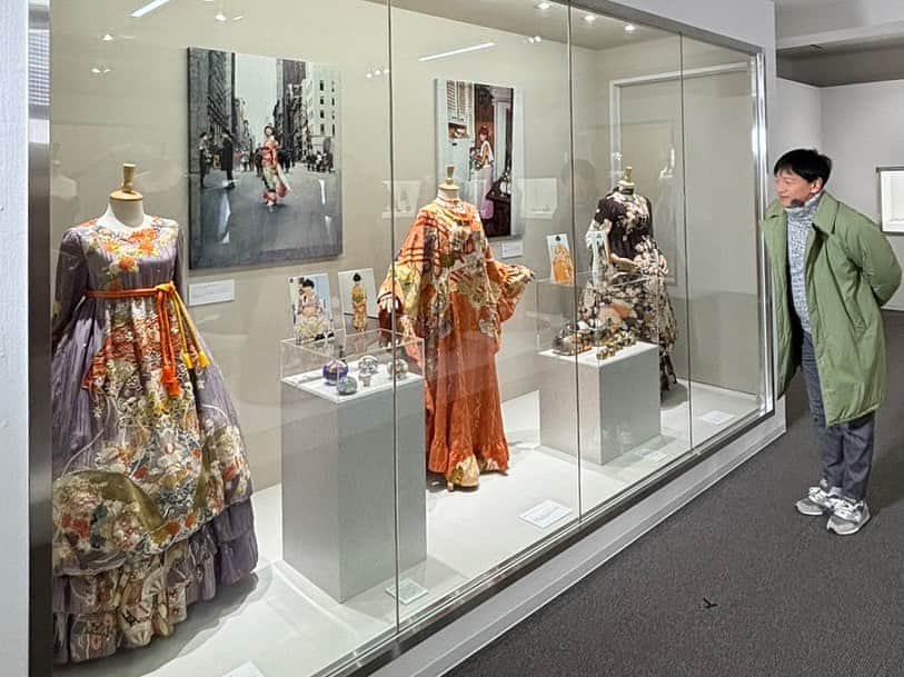 依田司さんのインスタグラム写真 - (依田司Instagram)「10月24日（火） 栃木県那須町にある田川啓二美術館から。 ここは、ビーズ刺繍の第一人者、ビーズ界の貴公子こと田川啓二さんの美術館。 ゴッホの「ひまわり」やドレスなどの作品は全てビーズ、スパンコール、パールなど数万種類からなり、材料と縫い方の組み合わせによって、シックなものから豪華なものまで幅広く表現され、ひとつ、ひとつ手縫いというから驚きです。 田川さんは、黒柳徹子さんをはじめ、中尾ミエさんなどのステージ衣装も手がけています。ドレスの制作期間は１年、長いと２年かかるんだとか。 芸術の秋、華麗なるビーズの世界に触れてみてはいかがでしょうか。火曜日休館日。  #田川啓二美術館 #AIGLE #エーグル #依田さん #依田司 #お天気検定 #テレビ朝日 #グッドモーニング #気象予報士 #お天気キャスター #森林インストラクター #グリーンセイバーアドバンス #プロジェクトワイルド #IPCC伝導者 #japan #japantrip #japantravel #unknownjapan #japanAdventure #japanlife #lifeinjapan #instagramjapan #instajapan #療癒 #ilovejapan #weather #weathercaster #weatherforecast」10月24日 9時22分 - tsukasa_yoda