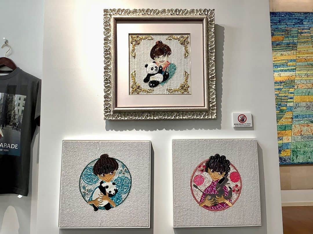 依田司さんのインスタグラム写真 - (依田司Instagram)「10月24日（火） 栃木県那須町にある田川啓二美術館から。 ここは、ビーズ刺繍の第一人者、ビーズ界の貴公子こと田川啓二さんの美術館。 ゴッホの「ひまわり」やドレスなどの作品は全てビーズ、スパンコール、パールなど数万種類からなり、材料と縫い方の組み合わせによって、シックなものから豪華なものまで幅広く表現され、ひとつ、ひとつ手縫いというから驚きです。 田川さんは、黒柳徹子さんをはじめ、中尾ミエさんなどのステージ衣装も手がけています。ドレスの制作期間は１年、長いと２年かかるんだとか。 芸術の秋、華麗なるビーズの世界に触れてみてはいかがでしょうか。火曜日休館日。  #田川啓二美術館 #AIGLE #エーグル #依田さん #依田司 #お天気検定 #テレビ朝日 #グッドモーニング #気象予報士 #お天気キャスター #森林インストラクター #グリーンセイバーアドバンス #プロジェクトワイルド #IPCC伝導者 #japan #japantrip #japantravel #unknownjapan #japanAdventure #japanlife #lifeinjapan #instagramjapan #instajapan #療癒 #ilovejapan #weather #weathercaster #weatherforecast」10月24日 9時22分 - tsukasa_yoda