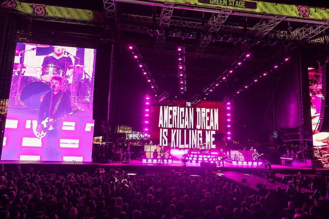 Green Dayのインスタグラム：「VEGAS 🔥🔥 How was that even real?! Thank you to everyone who hung with us at @whenwewereyoungfest. Now, on to tomorrow!!! 🧟‍♂️  📸 @paranoidtrooper」