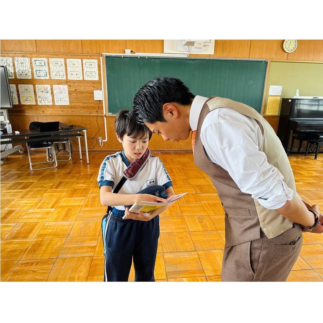 上坂嵩さんのインスタグラム写真 - (上坂嵩Instagram)「羽ばたけ！ . #蒲郡東部小学校 での #SDGs出前教室 🍀 . 授業を終えた後も、 たくさんの子どもたちが質問にきてくれました☺️ 好奇心と学ぶ姿勢、本当に素晴らしいです✨ . 「時間だけは平等」 その時間をより価値のあるものにするため、 【学ぶ・考える・伝える】を大切に、 大きく成長していってくれることを願っています🕊 . . #ドデスカ #ドデスカプラス #ドデスカ＋ #メーテレ #アップ #アナウンサー #フィールドキャスター #ニュースワード #SDGsビジネスマスター #社会調査士 #スピーチコンサルタント #スピーチ #トーク #話し方 #スピーチトレーナー #スピーチライター #上坂嵩」10月24日 9時37分 - takashi_uesaka_nbn