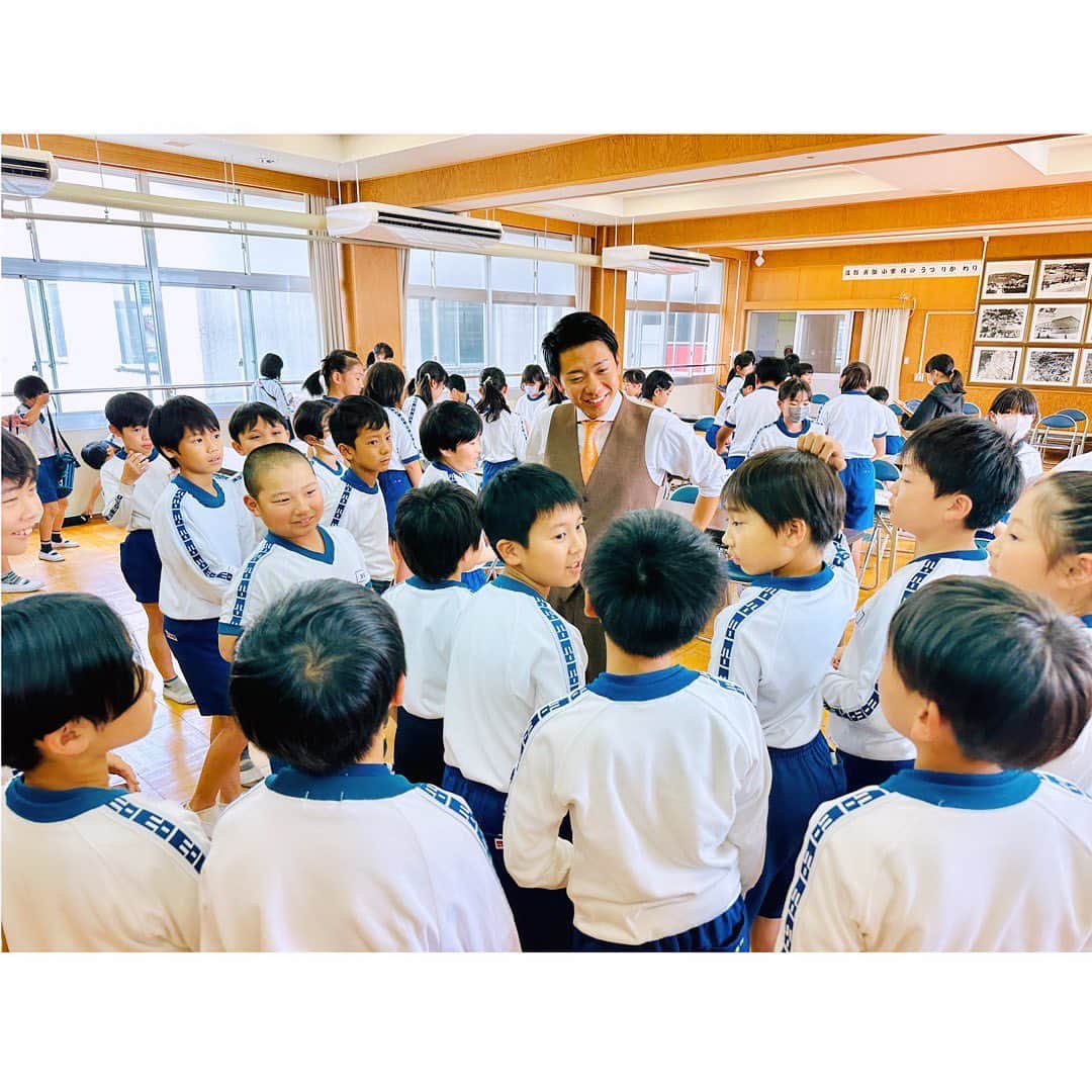 上坂嵩さんのインスタグラム写真 - (上坂嵩Instagram)「羽ばたけ！ . #蒲郡東部小学校 での #SDGs出前教室 🍀 . 授業を終えた後も、 たくさんの子どもたちが質問にきてくれました☺️ 好奇心と学ぶ姿勢、本当に素晴らしいです✨ . 「時間だけは平等」 その時間をより価値のあるものにするため、 【学ぶ・考える・伝える】を大切に、 大きく成長していってくれることを願っています🕊 . . #ドデスカ #ドデスカプラス #ドデスカ＋ #メーテレ #アップ #アナウンサー #フィールドキャスター #ニュースワード #SDGsビジネスマスター #社会調査士 #スピーチコンサルタント #スピーチ #トーク #話し方 #スピーチトレーナー #スピーチライター #上坂嵩」10月24日 9時37分 - takashi_uesaka_nbn