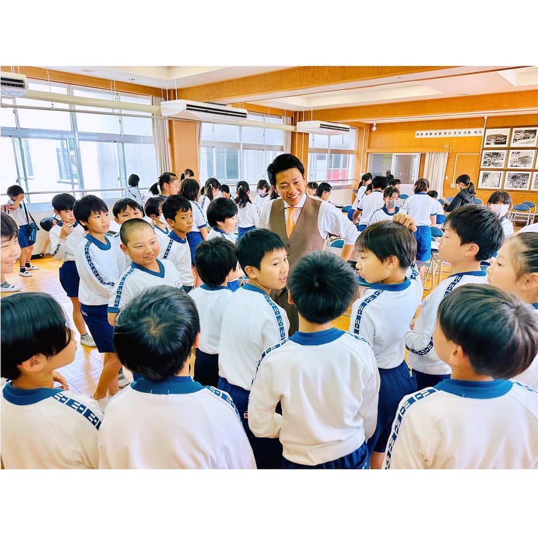 のインスタグラム：「羽ばたけ！ . #蒲郡東部小学校 での #SDGs出前教室 🍀 . 授業を終えた後も、 たくさんの子どもたちが質問にきてくれました☺️ 好奇心と学ぶ姿勢、本当に素晴らしいです✨ . 「時間だけは平等」 その時間をより価値のあるものにするため、 【学ぶ・考える・伝える】を大切に、 大きく成長していってくれることを願っています🕊 . . #ドデスカ #ドデスカプラス #ドデスカ＋ #メーテレ #アップ #アナウンサー #フィールドキャスター #ニュースワード #SDGsビジネスマスター #社会調査士 #スピーチコンサルタント #スピーチ #トーク #話し方 #スピーチトレーナー #スピーチライター #上坂嵩」