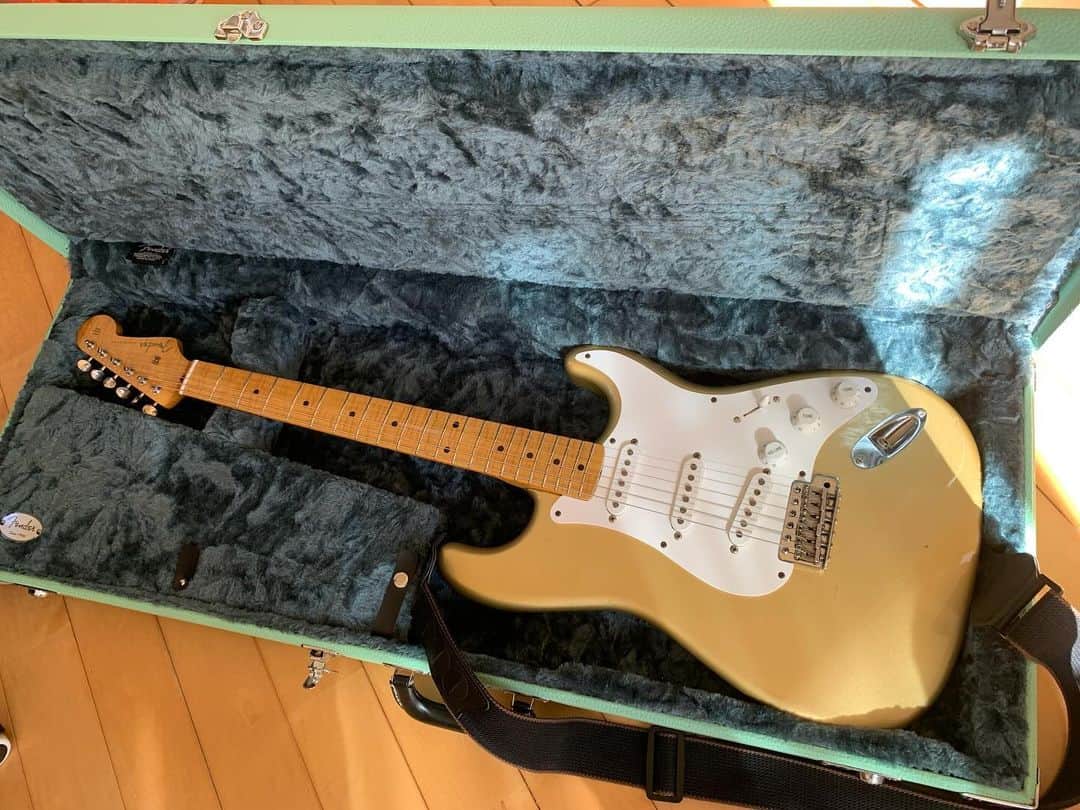 Masakiのインスタグラム：「ネックとヘッドの木目が気に入っています。 ギター持ってライブハウスの楽屋に戻ったら、ケースだけひたすら褒められました。  #guitar #fender #stratocaster #WoodVillage」