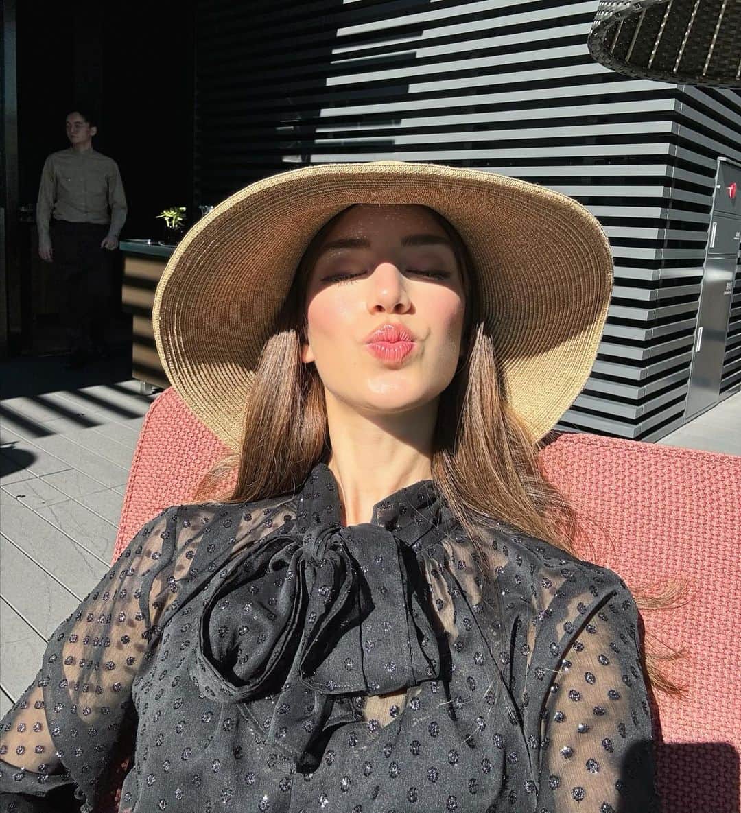 SARAのインスタグラム：「October under the sun🌞👒🐝 日差しが気持ちい気節、テラス日和な日々 来週はもう11月かぁ〜 ブルガリでもアボカドサンド🥑💚」