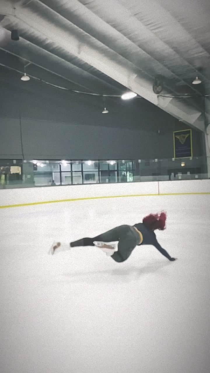 モニーク・コールマンのインスタグラム：「😆⛸️🤦🏾‍♀️  #adultfigureskating」