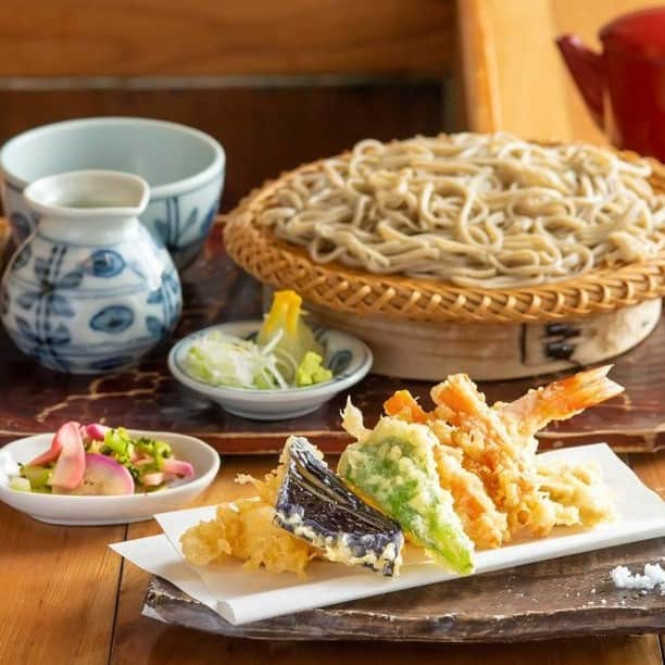 のインスタグラム：「ニンジンやカボチャ、ナスなど、天ぷらに欠かせない素材はもちろん、薬味のネギ、お新香などにもできるだけ地元野菜を使用。  記事「肉派のハートをも射抜く清瀬野菜に夢中！」より。  #さんたつ #散歩の達人 #清瀬 #天ぷら #そば #野菜 #西武池袋線 #グルメ」