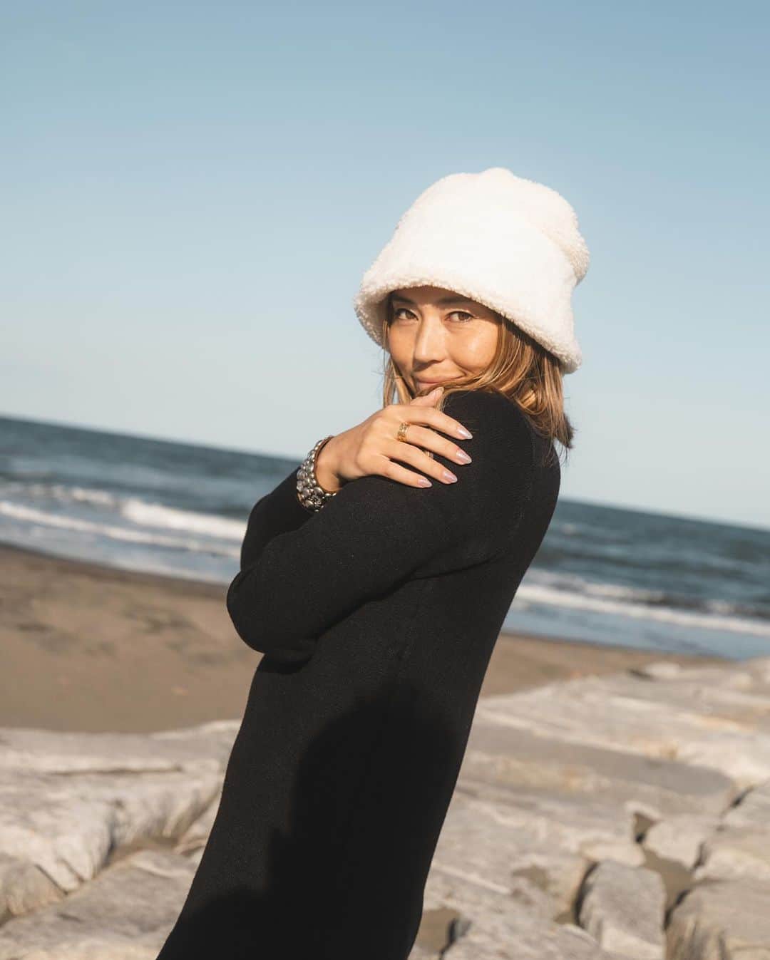 野呂玲花のインスタグラム：「やっと新作出せた😭嬉しい🥹💞  ニットセーター🧶 薄手で、軽く、着心地もいいです。 首元はモックネック（タートルネックよりも高さの低いネックラインです) ブラックとオレンジの2色があります。 ワンサイズ(M~Lサイズ) 少し大きめです。  ニットワンピ🧶 ミディアム丈のニットワンピの生地は厚手で 肌触りが良く、収縮性に優れています。 ブラックの1色です。 ワンサイズ (Mサイズくらいですが、収縮性があります)  トートバッグ👜 海用に作ったトートバッグは アイボリーとカーキの2色です。 内側ポケットありで、海に行くときの荷物を入れたり、エコバッグにしたり、普段使いもできる便利なトートバッグです。 私は、タオル・日焼け止め・フィン・ケータイ・化粧水・水着をまとめて入れています。  詳細は @bodybylueur @lueur.swim のサイトに載っています。 サイトから購入可能です！  📷 / @norihiro_takeda」