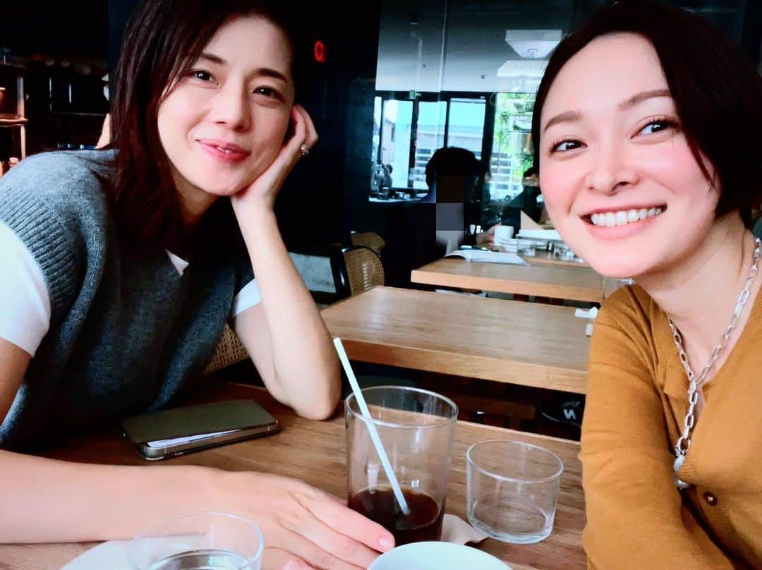 吉岡美穂さんのインスタグラム写真 - (吉岡美穂Instagram)「紗耶香ちゃんと久しぶりに☕️🥪  先日、たまたまお互いお仕事の方と一緒だった時に… 久しぶりに紗耶香ちゃんと偶然カフェでバッタリ！ 【わ！久しぶり〜😆】ハグ❤️からの別日改めカフェへ、、、、  まあ、紗耶香ちゃん！ 驚くほどに見た目が変わらずアイドルでどうしよう😆うる艶🌟  大学生の娘さんの話を聞かせてもらい、お互いの学校、受験の話、近況等、、、  本当、、、子育てって 成長の喜びも、時期時期に訪れる心配も、なんだか訳がわからないもやもやも、子供の数だけ色々あるけど、楽しく、元気が一番❤️ すくすく成長している多忙な子供達に文句なんかありません🤣それだけで充分。　 、、、ま、たまに怒っちゃうんだけどね☠️👹👺  お店で、またまた子供達三人の幼稚園ママとも久しぶりに会えハグ❤️  終始笑い過ぎて私、鼻にストローが、、😑  感覚よりも、長かったストロー、、、長いぞ😗  そんな日もあるよね👍  だって、アラフォーだもの、、🫶  ハプニング🥤があったけどよく笑った嬉しい日でした✨  #市井紗耶香　ちゃん  #保育園ママ#幼稚園ママ#小学生ママ#中学生ママ#高校生ママ#大学生ママ#ママライフ#ママコーデ #受験生ママ」10月24日 10時00分 - miho_yoshioka_18