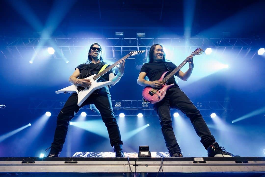 ハーマン・リのインスタグラム：「What was the first Dragonforce riff you wanted to learn? Come watch us play it live on our North American tour.   📸: @timcayem」