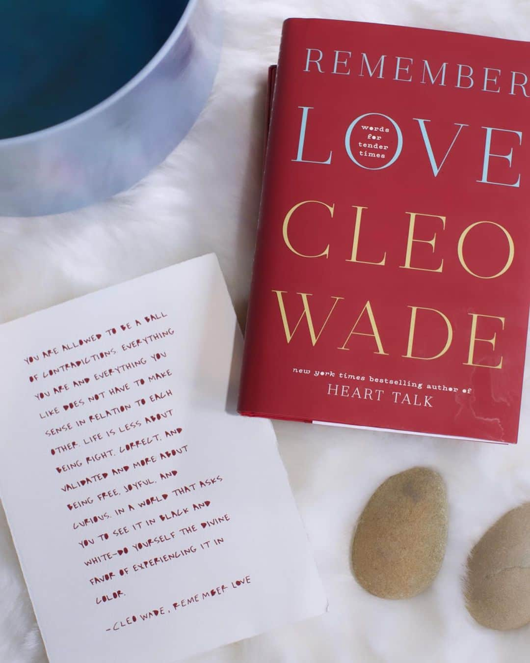 ジェシカ・アルバのインスタグラム：「#MondayMeditation   Thank you @cleowade for putting this beautiful book into the world - I can’t think of anything we need more than love in all of its forms ❤️ Your words are deeply moving and resonate with me in a profound way. You are a gift, my friend 🎁 🙏🏽」