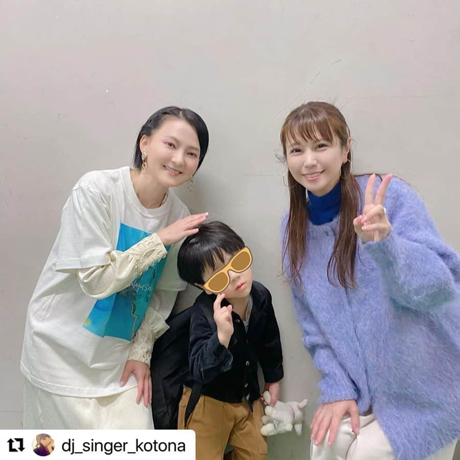 石垣優さんのインスタグラム写真 - (石垣優Instagram)「今回、会場の時間の都合もあり 挨拶も全員に出来なかったり チケット買ってくれた友達たちも居たり... ありがとうと、申し訳ないと、ありがとうと ずっと感謝でウルウルでするう プライベートでもお世話になってたり 長年ずっとお世話になっている方々に 数秒間だけ会えました…バタバタでしたが...すみません ありがとうございました🙇🏻‍♀️🙏🏻  #大嶺祐太 ファミリー、奥様の #琴菜 さん お忙しい中、足を運んでくださって ありがとうございました🥹💓 息子ちゃん、ぐずってるかなぁ〜って思って 目を合わせると、ニヤっとして ちゃんと意識してくれる所が、可愛すぎました🥹💓  美しい大きなお花も、ありがとうございました😭 千葉ロッテの試合が盛り上がってる最中の ワンマンLIVEだったので、大嶺はオープンしたばかりの ご自身の飲食店が大急ぎで LIVEに来られなかったっとのこと… っというか、私、千葉ロッテファンなので 大嶺のお店でマリーンズの試合見たかった🥺  もうシーズンオフになってしまいましたが お店に今度行きますね🫶🏻 創作ダイニングHA-LY爬竜船　@ha_ly.dining  #石垣優 #yuishigaki #やなわらばー」10月24日 10時08分 - yanawaraba_ishigakiyu