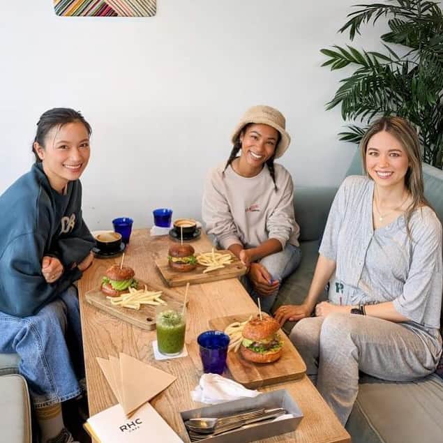 のインスタグラム：「私のだーすきな2人と😍🌸🌸✨  心が素敵過ぎて話していると浄化される🌱✨ いっぱい話していっぱい笑った🤣💜✨  楽しい時間をありがとうーーー！！！  #友達#アゲボディ#シェレンフィット#筋トレ#ダイエット#フィット#美ボディ#トレーナー#ライフスタイルモデル#くびれ#桃尻#アンダーアーマー#fit#fitness #fitnessmotivation #fitnessmodel #trainibg#underarmour#美脚#宅トレ#家トレ#育児#3歳児」