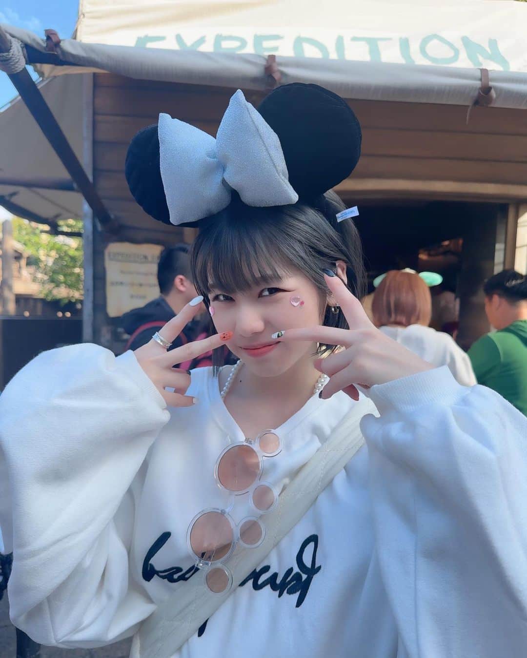 ゆーりのインスタグラム：「DisneySea🗻🏰🐭🎃🦇🕸 ⁡ ⁡ ⁡ 久々のディズニー楽しすぎた！！！ 体力ないから安定にお昼過ぎてから行きました。笑 みんなはシーだったらなんの乗り物が好き！？ ⁡ ⁡ ゆーりはソアリン！！！！！！ ⁡ ⁡ ⁡ ⁡  #ディズニー  #ハロウィン  #ネイル  #ハロウィンネイル #ootd  #disney  #halloween  #faahion  #hair  #makeup  #nail  #instagood  #photooftheday  #followforfollowback」