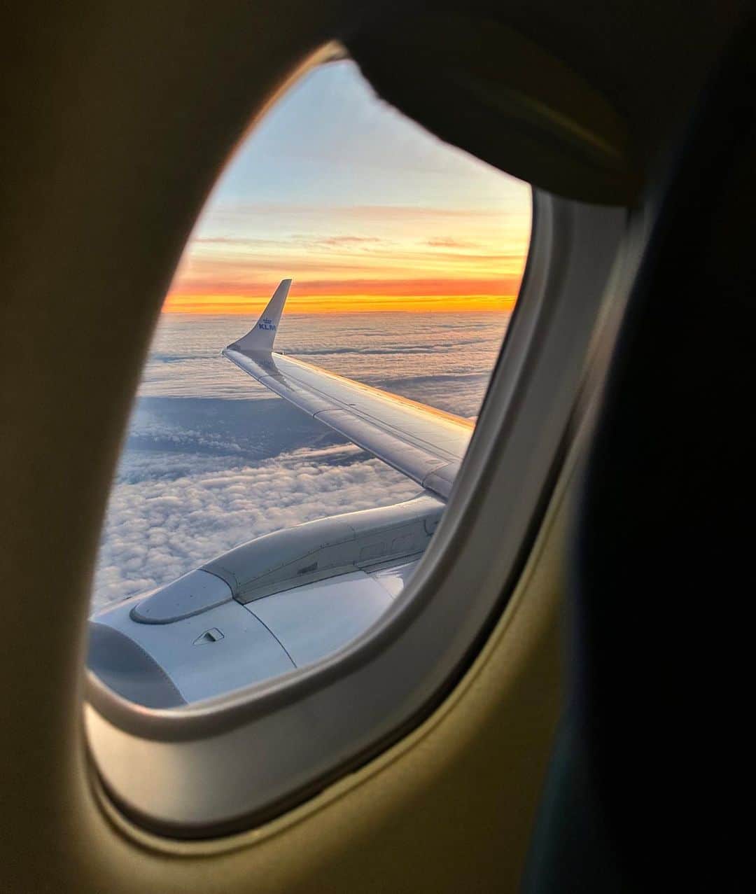 KLMオランダ航空さんのインスタグラム写真 - (KLMオランダ航空Instagram)「Embracing the hues of pumpkin season from above, even the skies are painting themselves in the colours of autumn. 🍂🎃   #KLM #royaldutchairlines #pumpkin #orange #autumn #sky #wing  📷 by @vrijndesteede」10月24日 20時59分 - klm