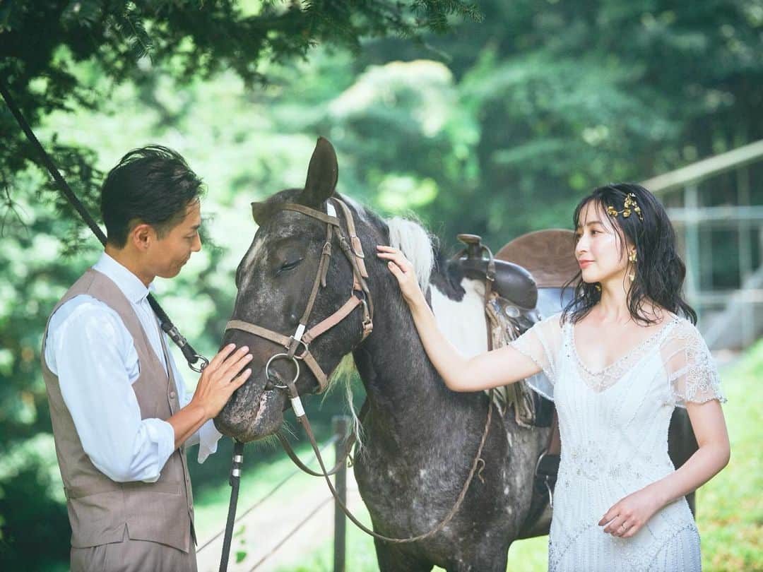 岩間恵さんのインスタグラム写真 - (岩間恵Instagram)「Scene 3. Farm.  これにて最後です！ ３着目も結婚式に着たジェニーパッカム @jennypackham のドレスで撮影でした♡  お馬🐴と心を通わせていた夫、さすがなのよ (特に２枚目の写真のお馬の表情...🥹)  自己満投稿にお付き合いいただきありがとうございました！コメントもたくさん嬉しいです🫶 Scene 1-3、どのスタイリングが好きですか？🥹🥰  Thank you @wd1110s @varie_dress  @kanesawamiho @tomoya_takano 🥳🥳  #ジェニーパッカム #jennypackham #インポートドレス #ウェディングフォト #ウェディングヘア #ウェディングアクセ」10月24日 20時59分 - iwamame