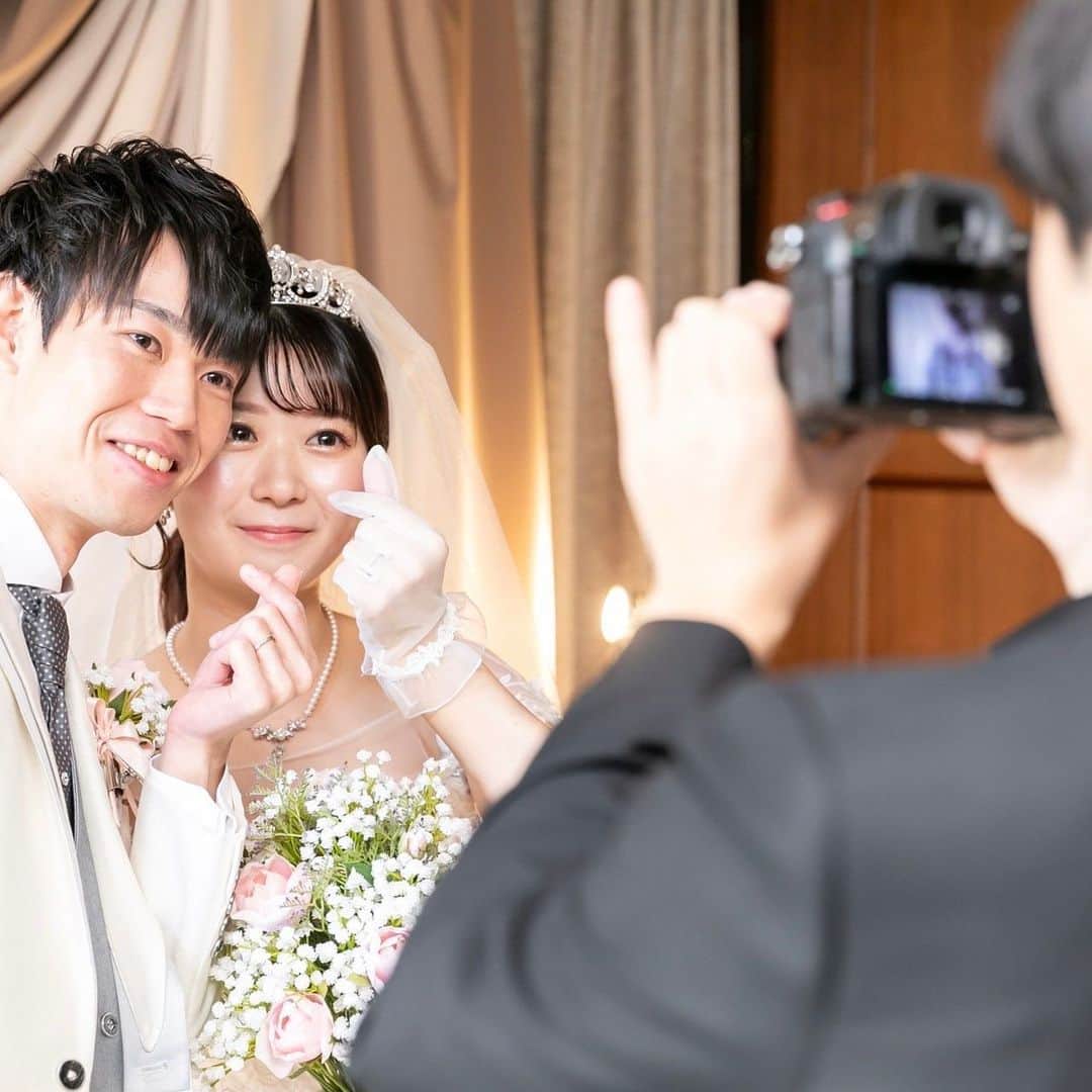 【公式】アルカンシエルリュクスマリアージュ名古屋さんのインスタグラム写真 - (【公式】アルカンシエルリュクスマリアージュ名古屋Instagram)「【 #感謝を式のまんなかに 】  だれもが微笑んでいる　手をたたいている そして、おふたりの幸せを願っている かけがえのない大切な人たちがみんな、同じ場所にいる…  そんな素晴らしい機会は、結婚式をおいてほかにありません  おふたりからの『ありがとう』の感謝の気持ちと 『おめでとう、幸せになってね』という皆様からの温かい気持ち  結婚式という特別な一日を、祝福の言葉が優しく包み込みます  💒名駅徒歩5分の結婚式場  『感謝を式のまんなかに。』をテーマに、青空を貸切る祝福のステージと上質な空間で生まれる、ゲストとの忘れられない一日のつくりかたを紹介しています💓  👇🏻をタップ🌈👣 @arcenciel.luxenagoya  2023年度版　JapanBrandCollectionに掲載されました 公式アカウント⇨ @japanbrandcollection lit.link/japanbrandcollection  #アルカンシエル #アルカンシエルluxemariage名古屋 #アルカンシエルリュクスマリアージュ名古屋 #アルカン花嫁 #名古屋花嫁 #名古屋プレ花嫁 #名古屋ウエディング #名古屋ウェディング #名古屋結婚式 #名古屋結婚式場 #愛知花嫁 #日本中のプレ花嫁さんと繋がりたい #結婚式レポ #結婚式レポート #ウエディングレポート #ウェディングレポート #ウェディングレポ #ウエディングレポ #花嫁レポ #卒花レポ #集合写真 #ウェルカムパーティー #ウェルカムパーティ #アフターセレモニー #結婚式写真 #2023秋婚 #2023冬婚 #2024春婚 #2024夏婚」10月24日 21時00分 - arcenciel.luxenagoya