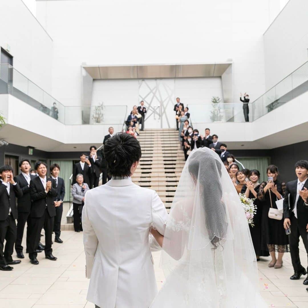 【公式】アルカンシエルリュクスマリアージュ名古屋さんのインスタグラム写真 - (【公式】アルカンシエルリュクスマリアージュ名古屋Instagram)「【 #感謝を式のまんなかに 】  だれもが微笑んでいる　手をたたいている そして、おふたりの幸せを願っている かけがえのない大切な人たちがみんな、同じ場所にいる…  そんな素晴らしい機会は、結婚式をおいてほかにありません  おふたりからの『ありがとう』の感謝の気持ちと 『おめでとう、幸せになってね』という皆様からの温かい気持ち  結婚式という特別な一日を、祝福の言葉が優しく包み込みます  💒名駅徒歩5分の結婚式場  『感謝を式のまんなかに。』をテーマに、青空を貸切る祝福のステージと上質な空間で生まれる、ゲストとの忘れられない一日のつくりかたを紹介しています💓  👇🏻をタップ🌈👣 @arcenciel.luxenagoya  2023年度版　JapanBrandCollectionに掲載されました 公式アカウント⇨ @japanbrandcollection lit.link/japanbrandcollection  #アルカンシエル #アルカンシエルluxemariage名古屋 #アルカンシエルリュクスマリアージュ名古屋 #アルカン花嫁 #名古屋花嫁 #名古屋プレ花嫁 #名古屋ウエディング #名古屋ウェディング #名古屋結婚式 #名古屋結婚式場 #愛知花嫁 #日本中のプレ花嫁さんと繋がりたい #結婚式レポ #結婚式レポート #ウエディングレポート #ウェディングレポート #ウェディングレポ #ウエディングレポ #花嫁レポ #卒花レポ #集合写真 #ウェルカムパーティー #ウェルカムパーティ #アフターセレモニー #結婚式写真 #2023秋婚 #2023冬婚 #2024春婚 #2024夏婚」10月24日 21時00分 - arcenciel.luxenagoya