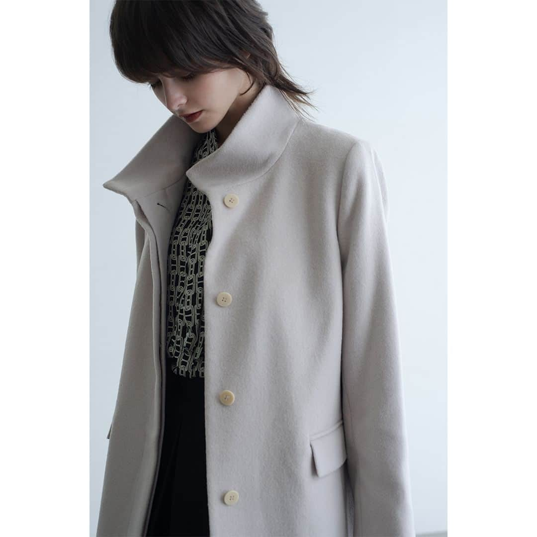 NARACAMICIE Japanのインスタグラム：「2023 Winter Collection  COAT 30-32-26-707 スタンドカラーコート  BLOUSE　10-32-01-005 チェーンプリントボウタイブラウス 10月入荷予定  SKIRT 30-32-08-908 タックフレアミディスカート  ※入荷時期は変更になる場合がございます。  新作は @naracamicie_jp プロフィールURLからチェック！  #ナラカミーチェ #2023autumn #2023aw #2023秋 #2023秋冬」