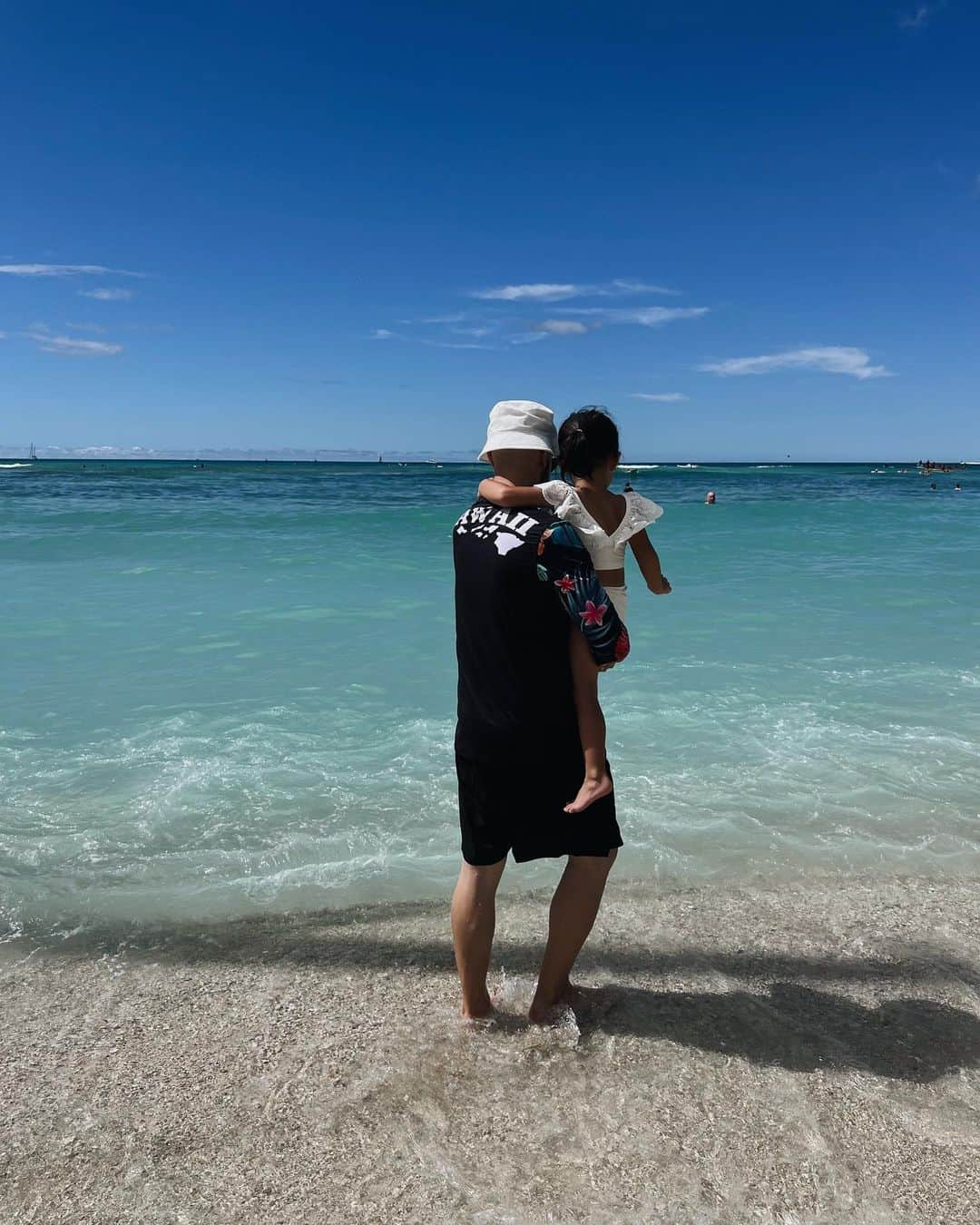 小堀美茄冬（みにゃとっち）のインスタグラム：「Babies 💕  #hawaii #waikiki #ハワイ #子連れハワイ #子連れ海外 #ハワイ旅行 #女の子ママ #ママカメラ #ママライフ #国際結婚」