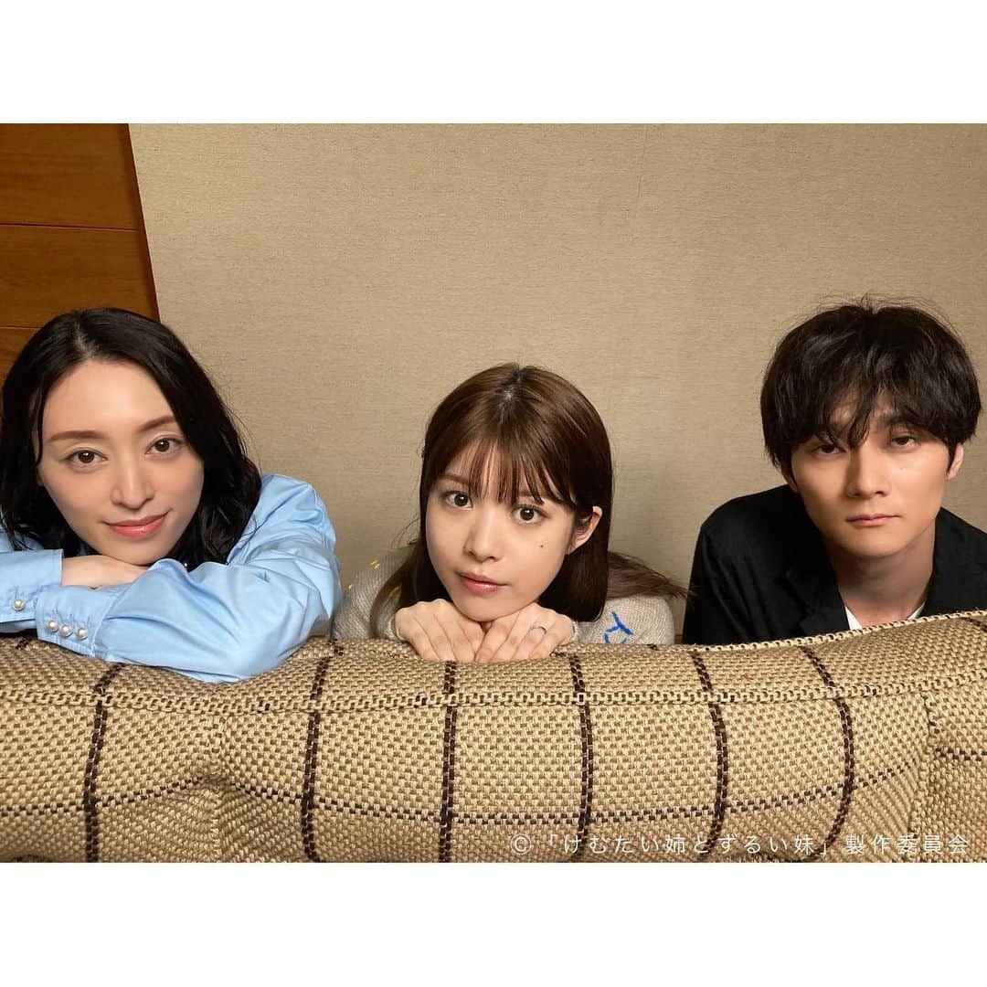 のインスタグラム：「. 😈東郷じゅん役( #栗山千明 さん) 😈三島らん役( #馬場ふみか さん) 😈三島律役( #栁俊太郎 さん)  ソファからひょっこり💟  ／ 『#けむたい姉とずるい妹 』 第4話は 10/30(月)夜11:06放送🪄 ＼  1〜3話は #TVer で無料配信中🎗 tver.jp/episodes/ephmzz9lqr U-NEXTなどでも配信中💠  #テレビ東京 #けむずる  #栗山千明 #馬場ふみか #栁俊太郎  #桜田通 #雛形あきこ  #オフショット」