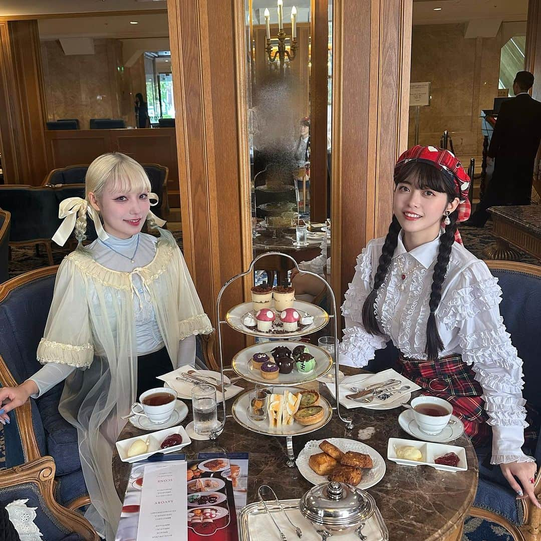 うじたまいさんのインスタグラム写真 - (うじたまいInstagram)「Halloween afternoon tea🫖🩵🧙🏻‍♀️  10月頭から体調崩したりで、せっかく買った可愛い秋服がずっと着られなくて可哀想だったので まいかちん誘っていつぶりすぎるアフヌンしてきた🫖☕️  可愛いデザートたべるためだけにおめかしして出かけるって、最高に贅沢で自己肯定感あがる。  ホテルニューグランド、クラシックな外観が好きで気になってたんだけどアフヌン味も見た目も最高だった…特にスコーンのうまさたるや… 美味しい色んな種類の紅茶もおかわり自由ってことで6杯も飲んでしまったよ…  自分のために定期的にアフヌンしようと思う。  #ホテルニューグランド  #アフタヌーンティー #afternoontea  #ヌン活 #ootd #fyp」10月24日 21時01分 - ujitama0